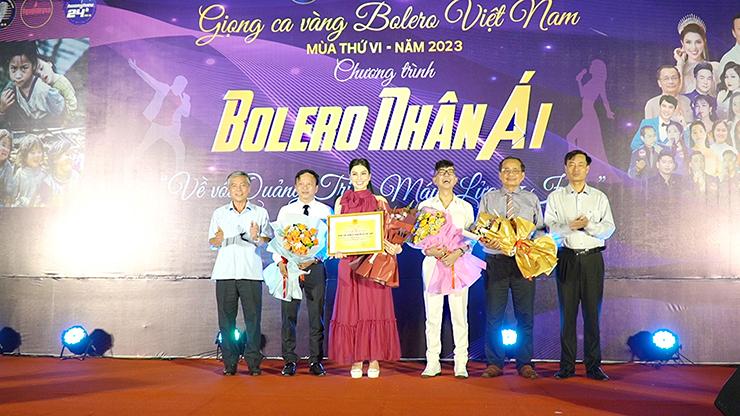 Đêm nhạc Bolero nhân ái trao quà từ thiện tại huyện Cam Lộ