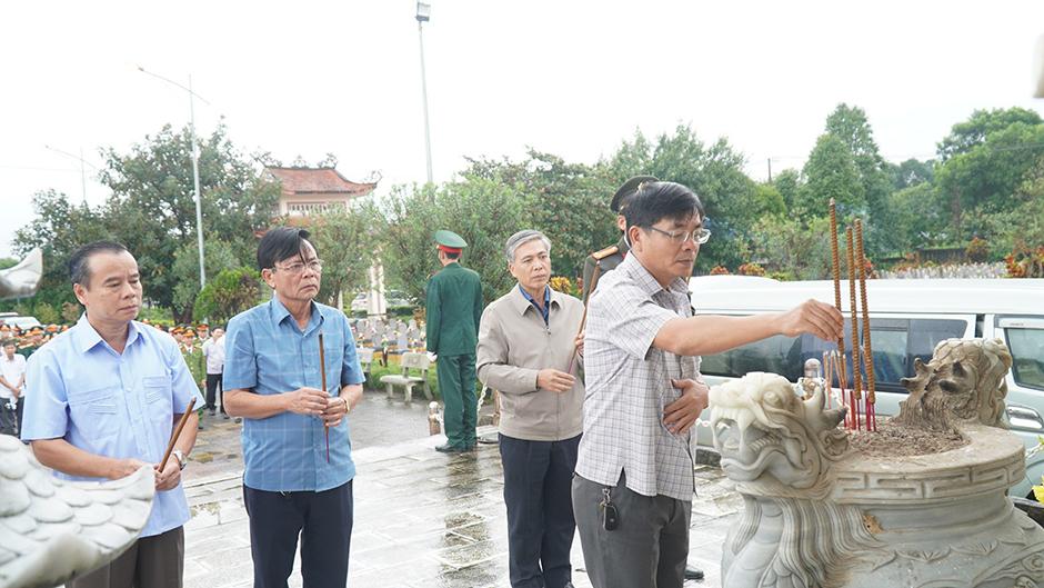 Dâng hương tưởng niệm các anh hùng liệt sỹ nhân kỷ niệm 32 năm ngày lập lại huyện Cam Lộ