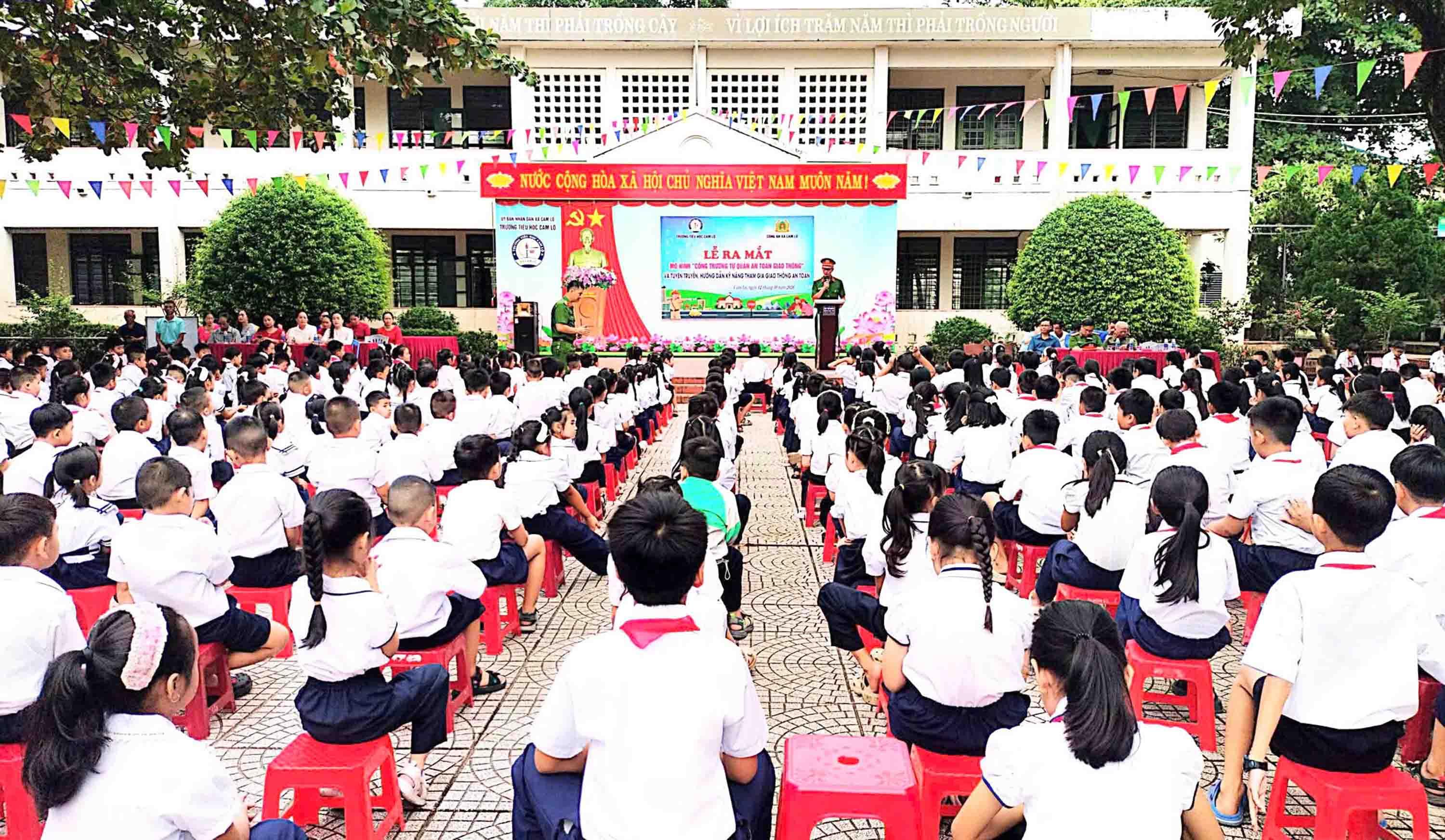 Công an xã Cam Lộ ra mắt mô hình “Cổng trường tự quản về an toàn giao thông”