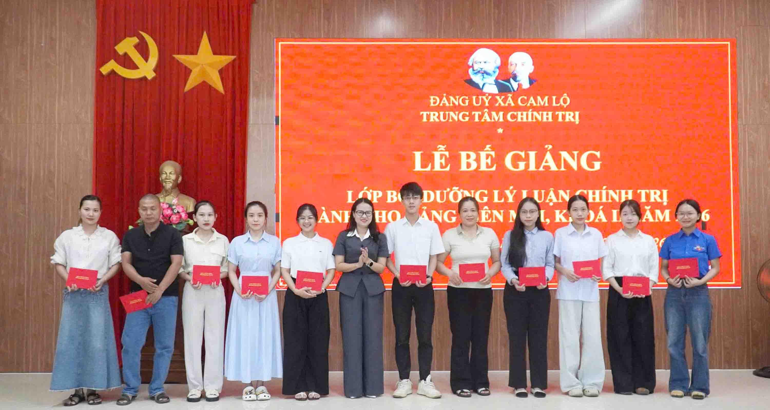 Bế giảng lớp bồi dưỡng lý luận chính trị dành cho đảng viên mới khóa II