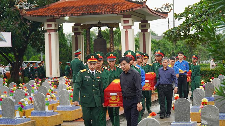 Lễ Truy điệu và an táng 8 Liệt sỹ tại NTLS huyện