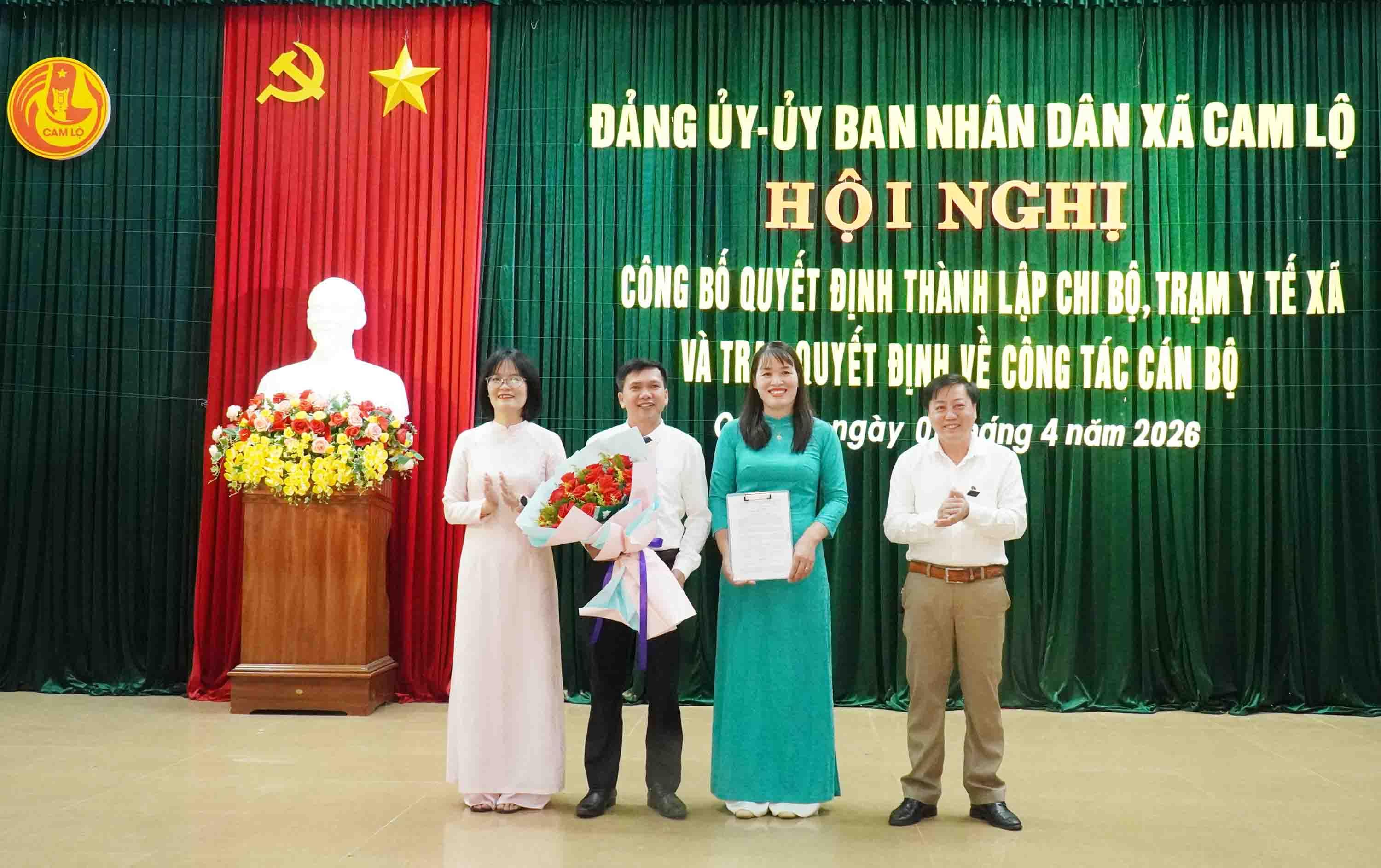 Xã Cam Lộ công bố quyết định thành lập Trạm Y tế xã và các quyết định về công tác cán bộ