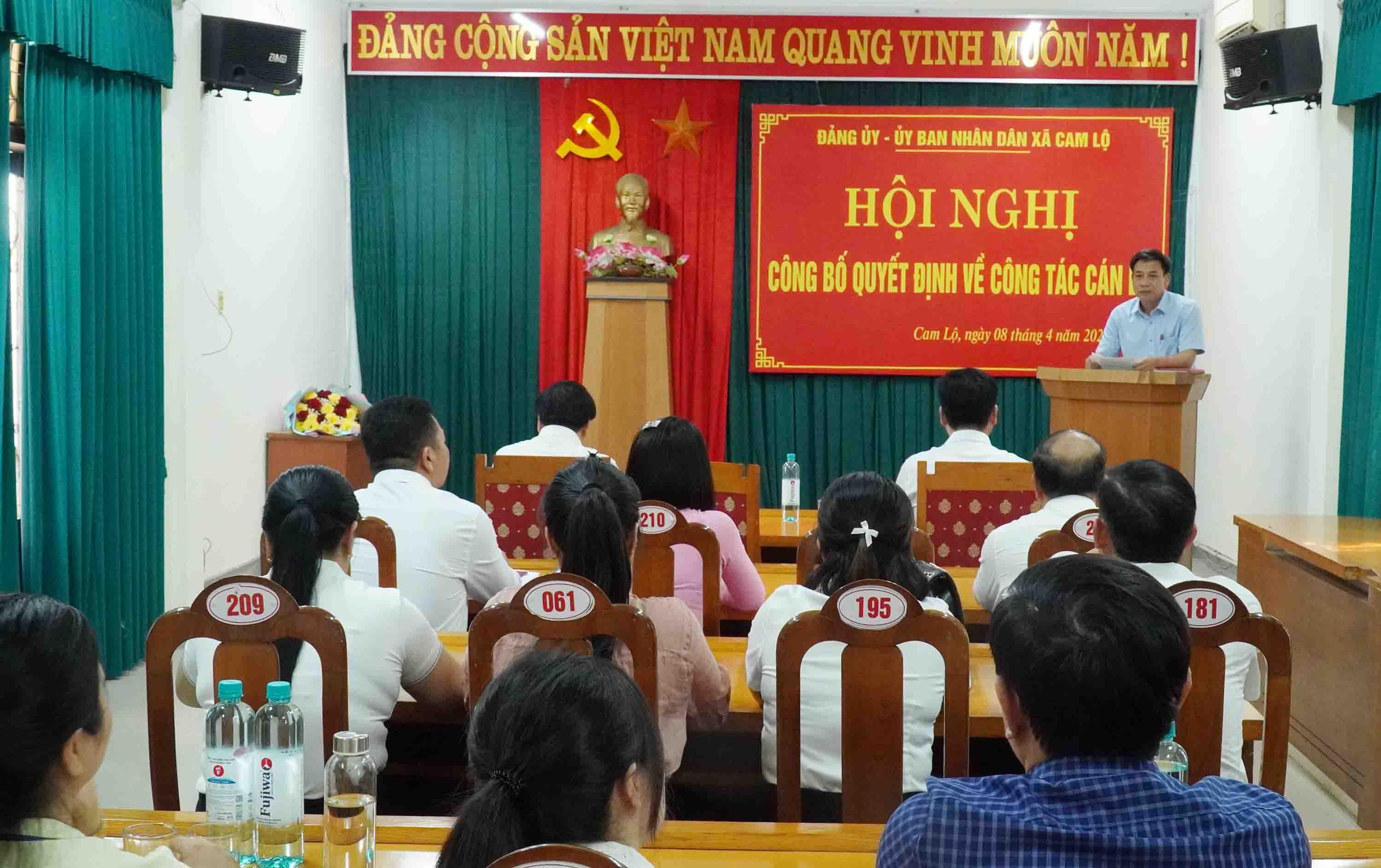 Cam Lộ công bố các quyết định về công tác cán bộ