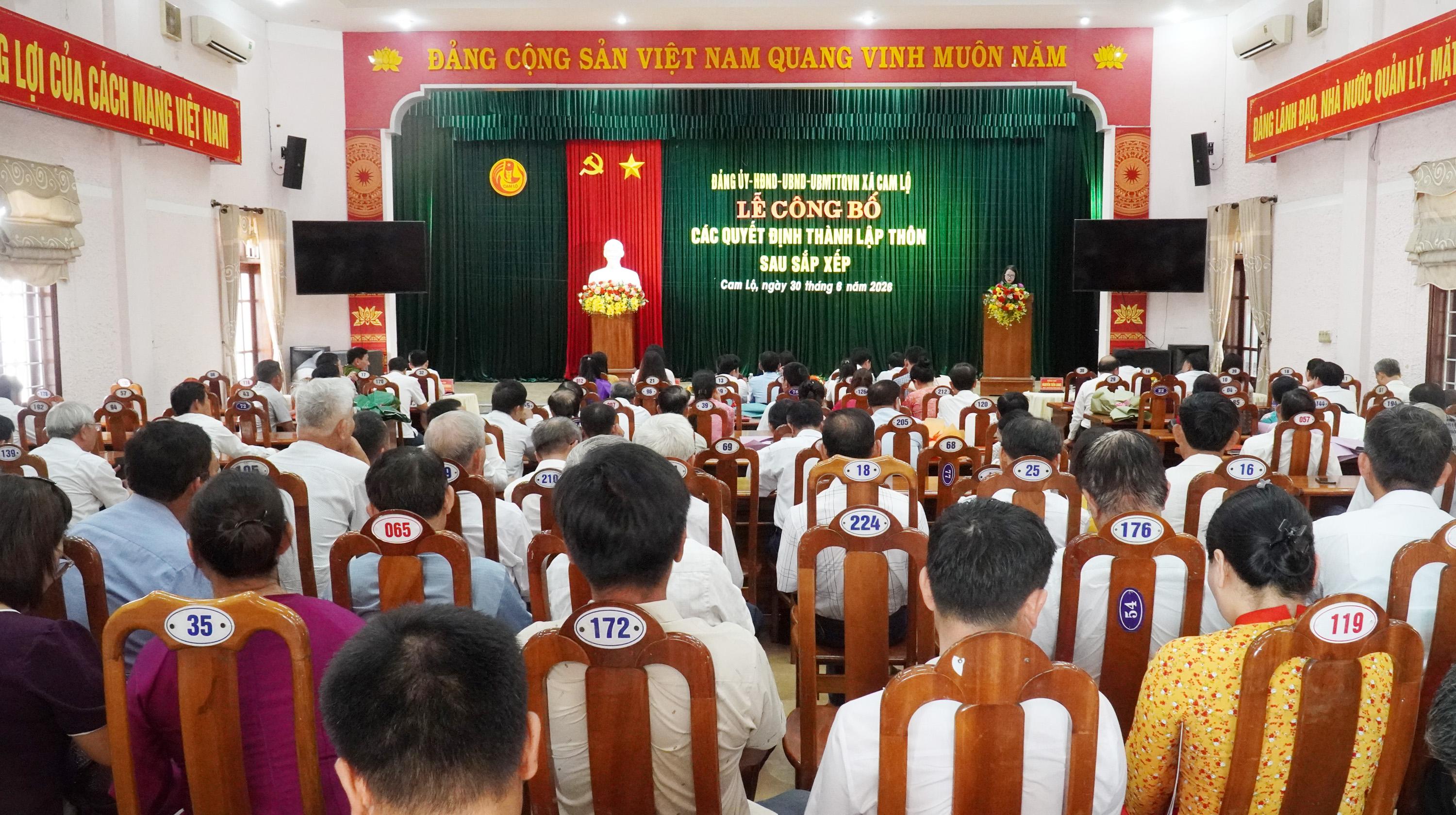 Xã Cam Lộ công bố nghị quyết, quyết định kiện toàn tổ chức thôn