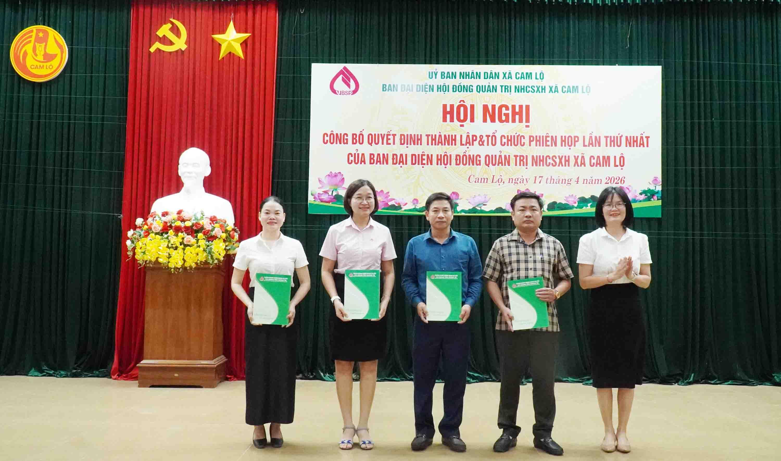 Công bố quyết định thành lập Ban đại diện HĐQT NHCSXH xã Cam Lộ