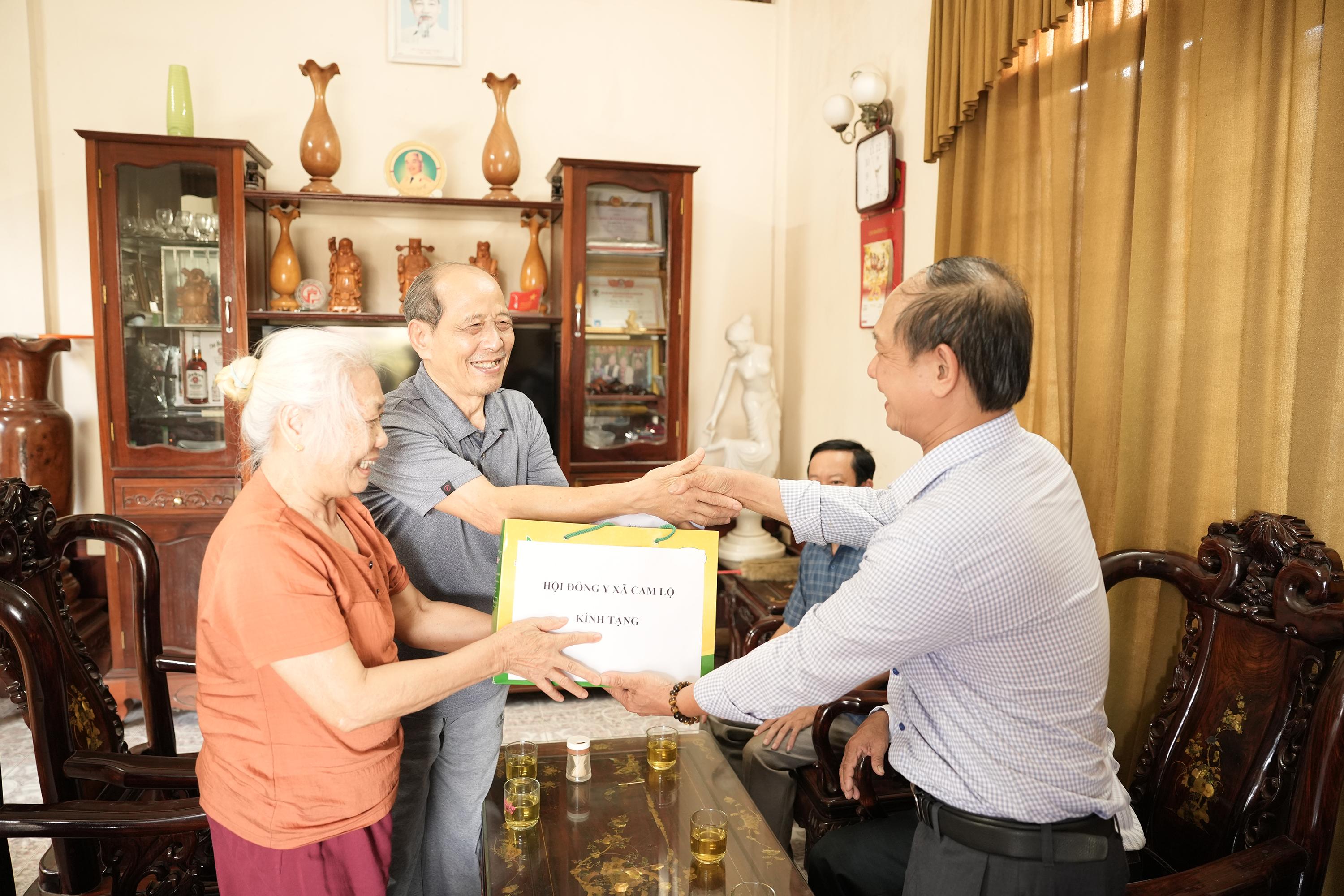 Hội Đông y xã Cam Lộ tặng quà cho gia đình chính sách