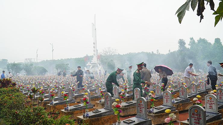 Dâng hương các anh hùng liệt sỹ nhân kỷ niệm 51 năm giải phóng huyện Cam Lộ