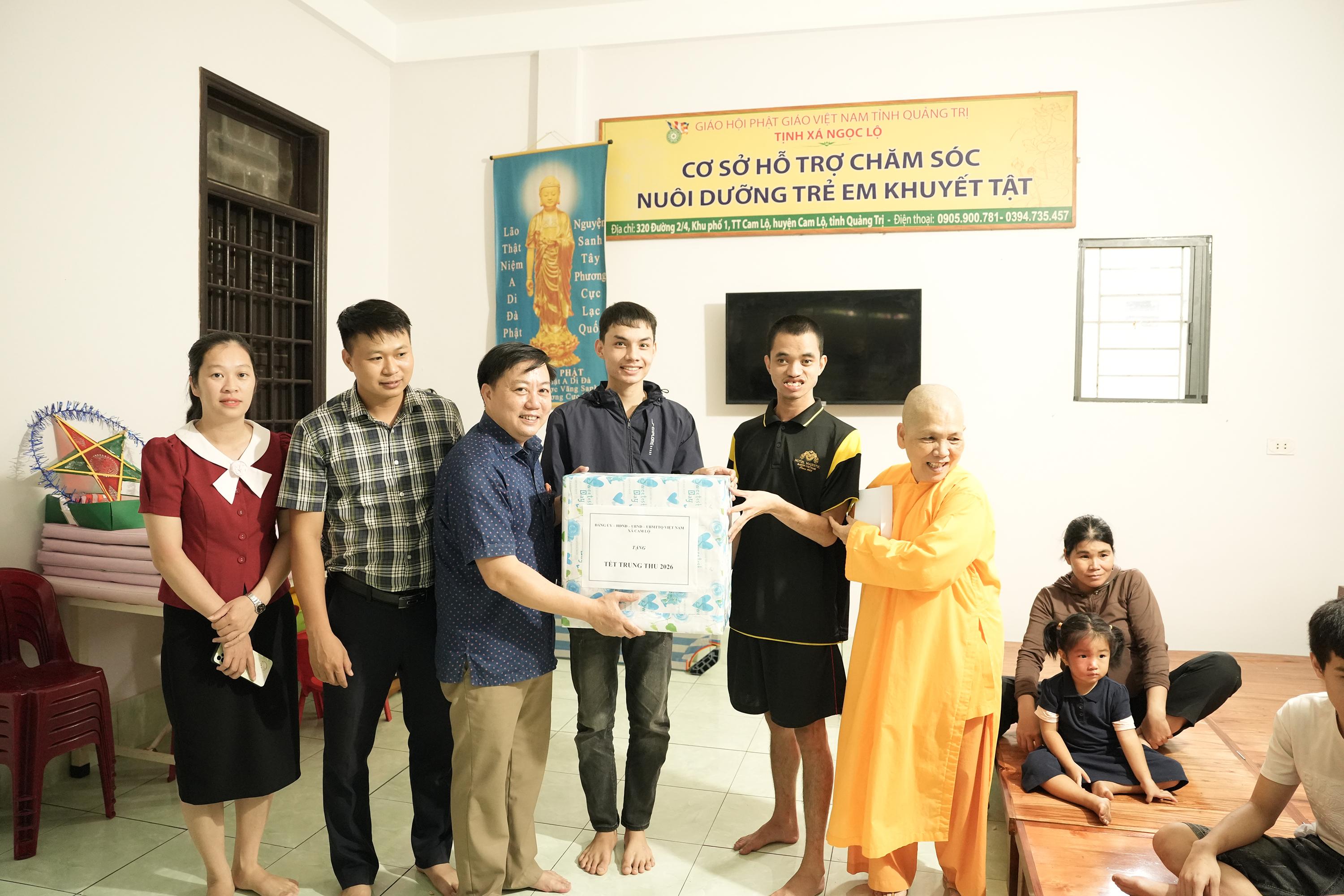 Tặng quà Tết Trung thu cho trẻ em khuyết tật