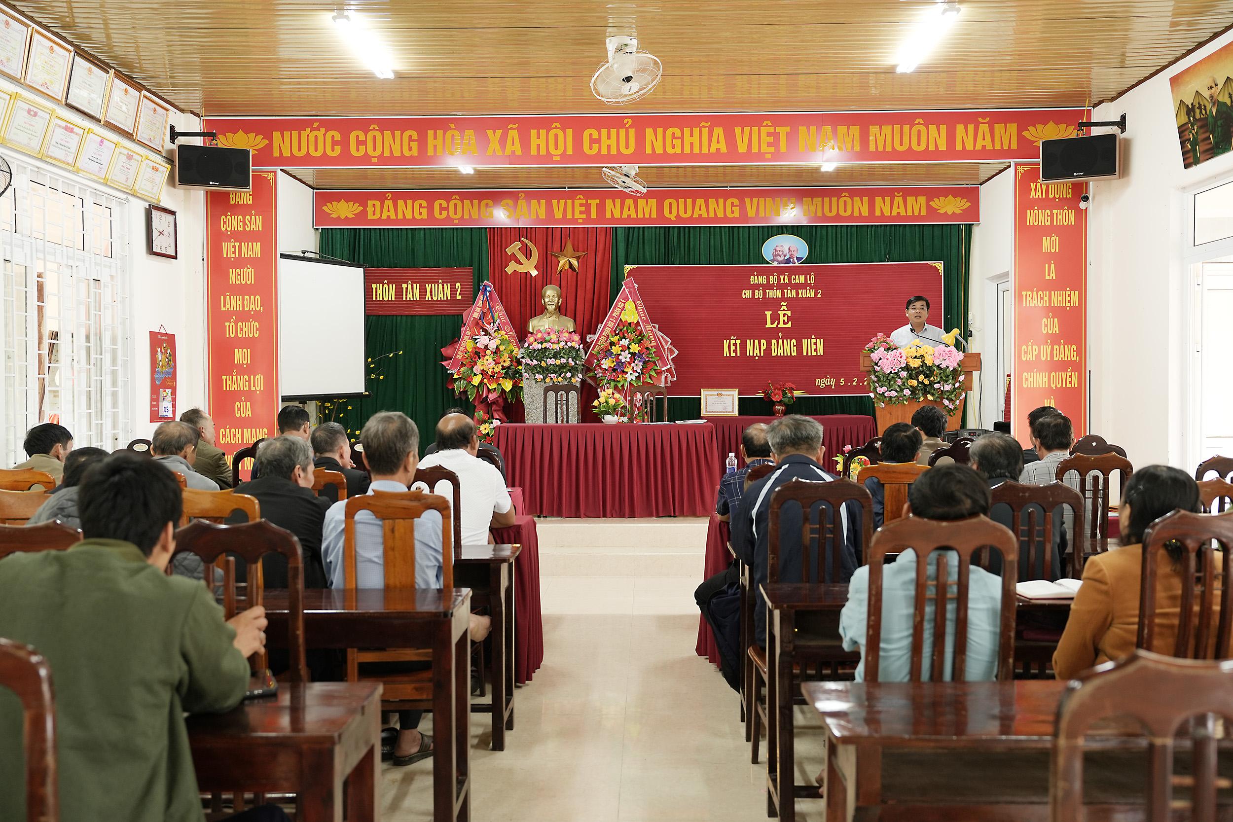 Đồng chí Đỗ Văn Bình, Bí thư Đảng ủy dự lễ kết nạp đảng viên mới và sinh hoạt định kỳ tại chi bộ thôn...