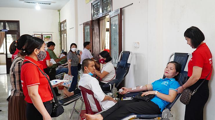 Hơn 300 người tham gia Ngày hội hiến máu tình nguyện