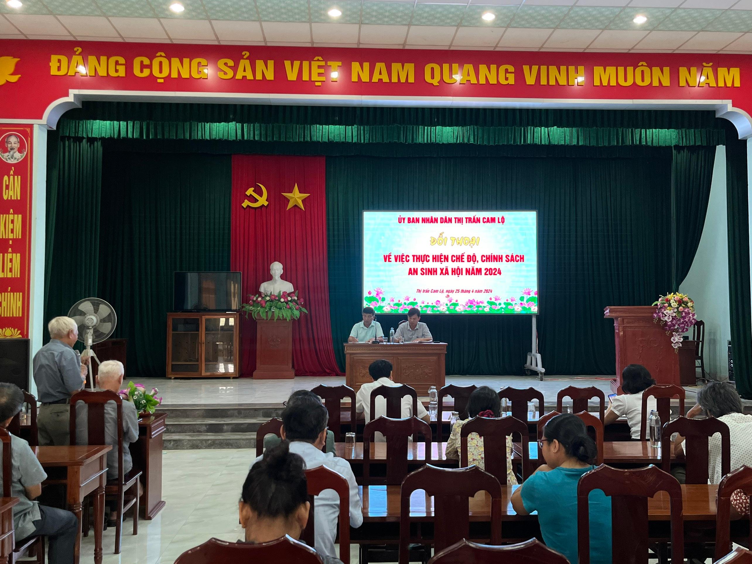 Phòng LĐ-TBXH phối hợp với UBND thị trấn Cam Lộ tổ chức đối thoại với Nhân dân về chính sách LĐ,...