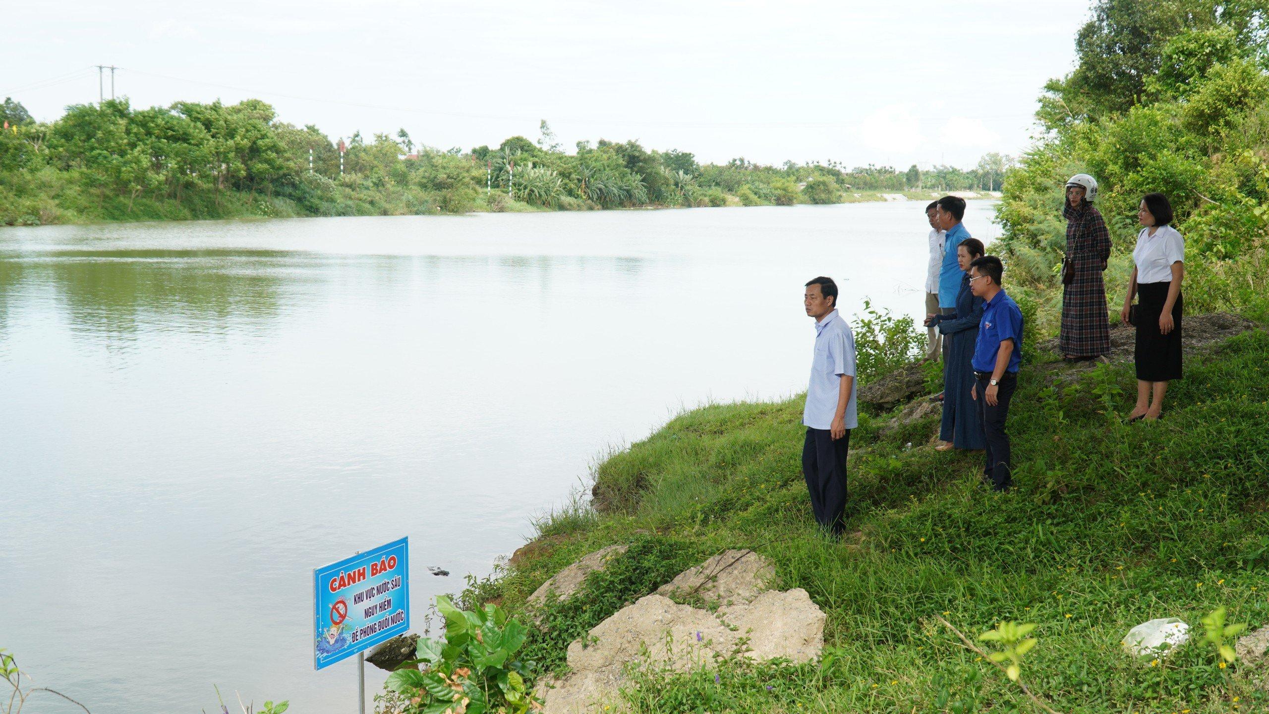 Đ/c Nguyễn Thanh Bắc - PCT UBND huyện kiểm tra các địa điểm có nguy cơ đuối nước cao trên địa bàn