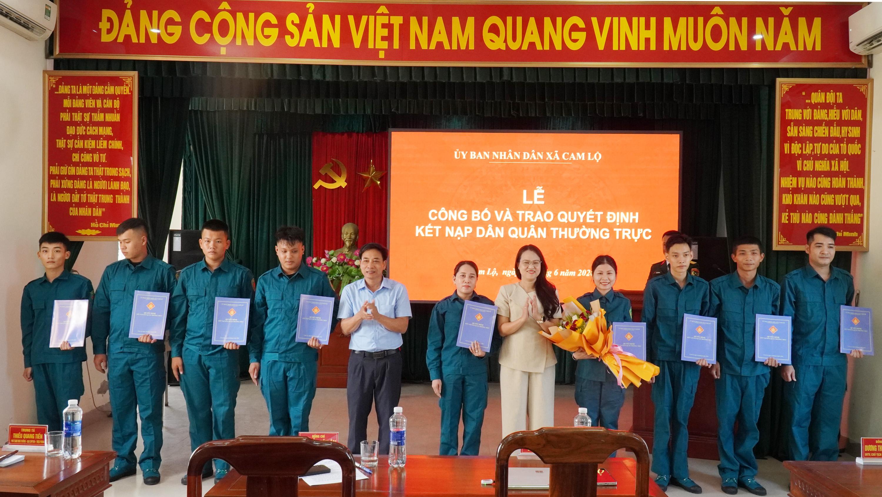 Công bố và trao quyết định kết nạp dân quân thường trực xã Cam Lộ
