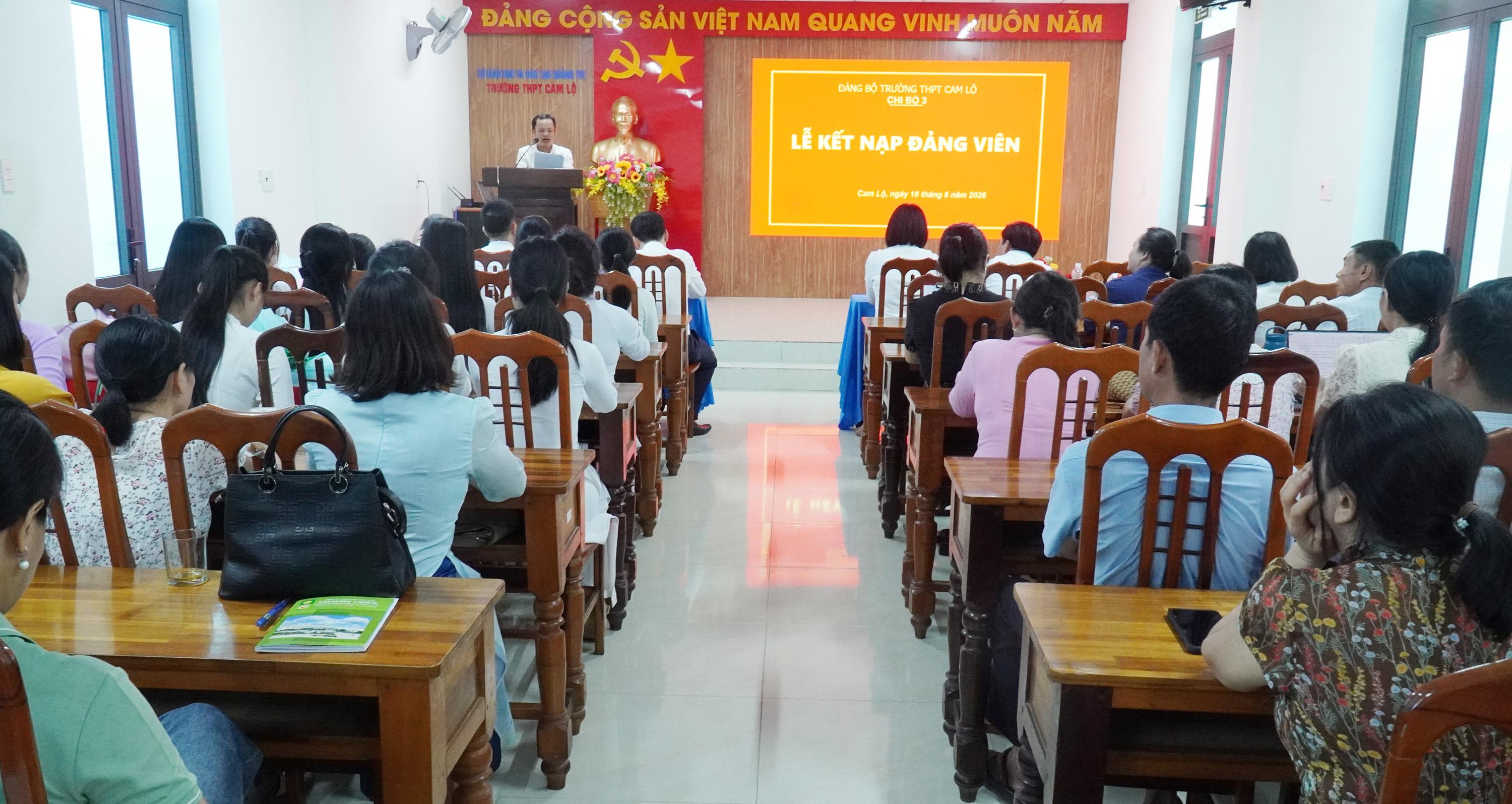 10 học sinh Trường THPT Cam Lộ vinh dự đứng vào hàng ngũ của Đảng