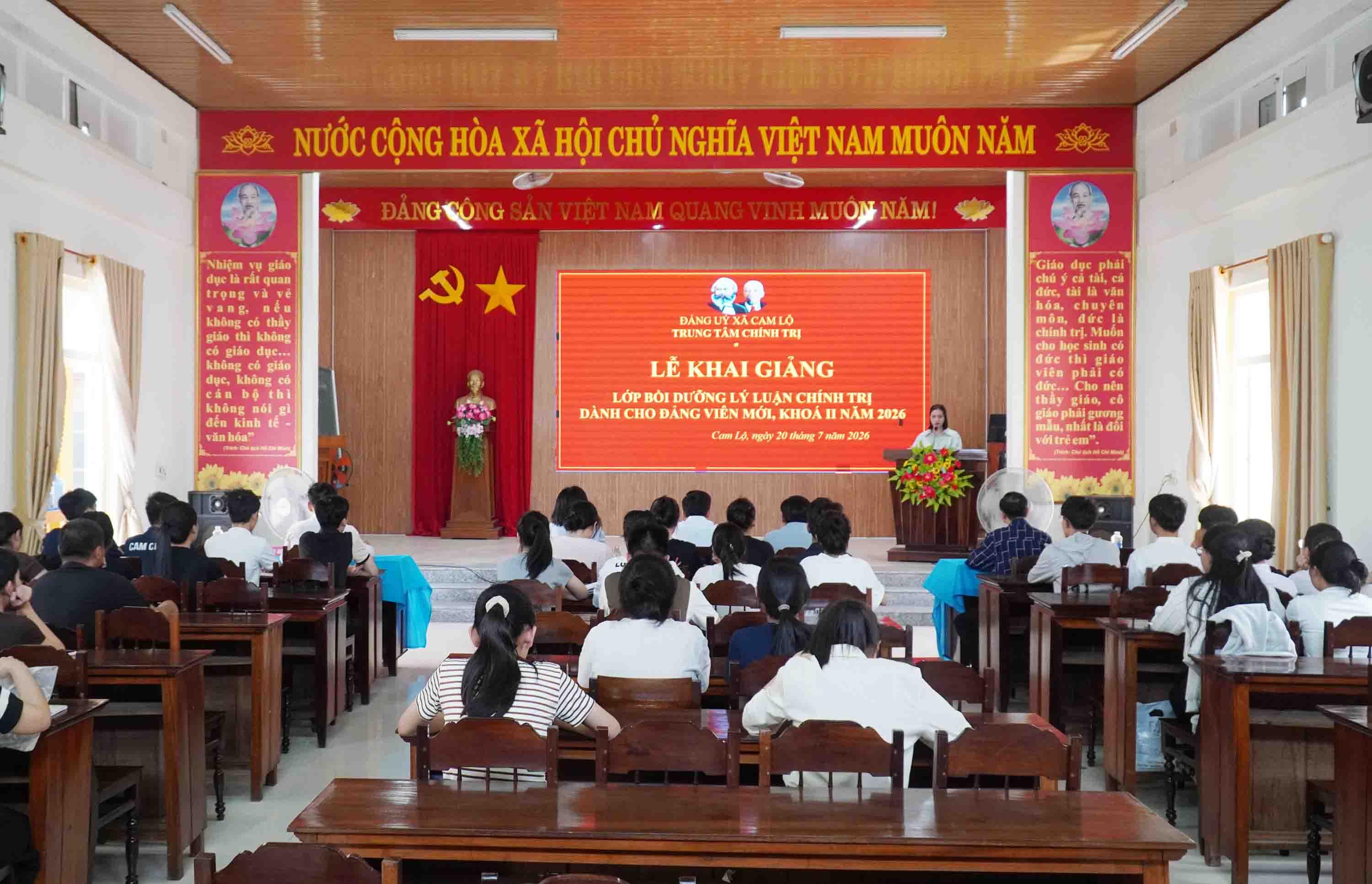 Khai giảng lớp bồi dưỡng lý luận chính trị cho đảng viên mới
