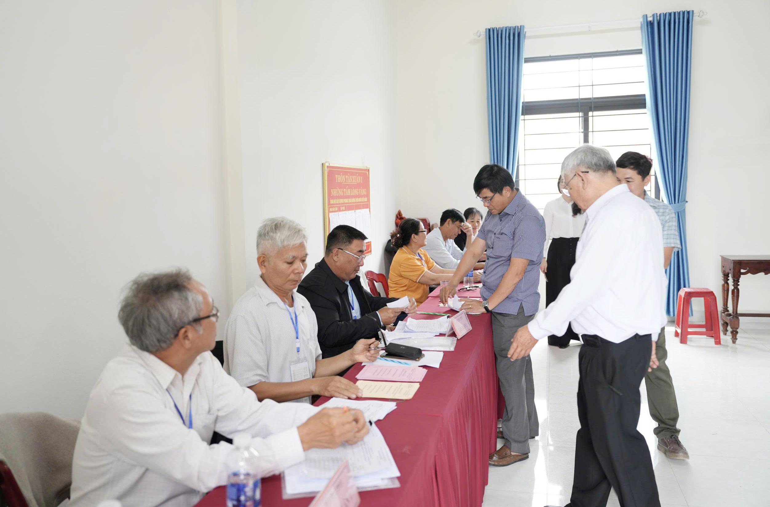 Lãnh đạo xã Cam Lộ kiểm tra công tác bầu cử tại các khu vực bỏ phiếu