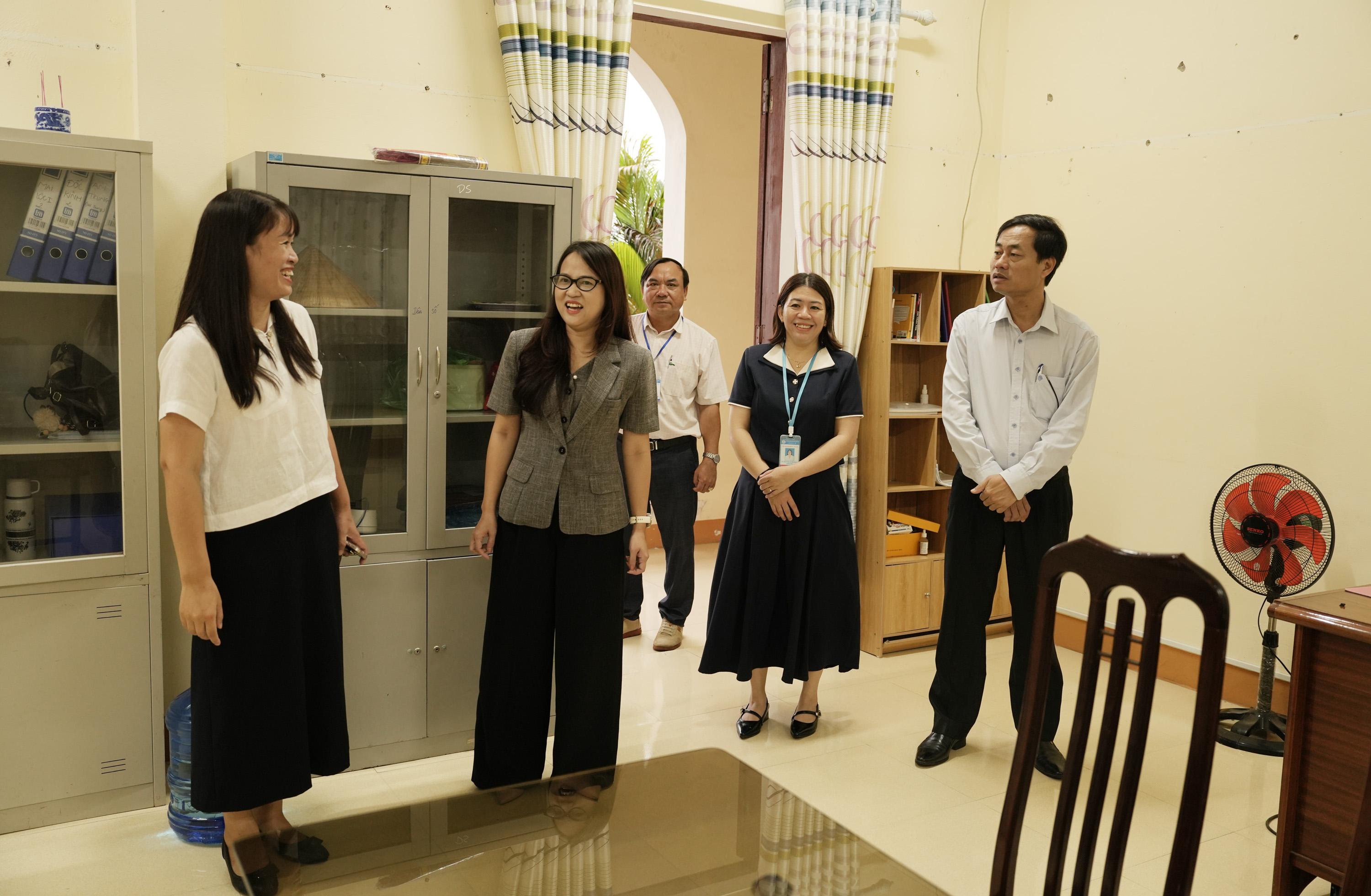 Lãnh đạo xã Cam Lộ thăm Trạm Y tế xã tại địa điểm mới sau sắp xếp trụ sở dôi dư