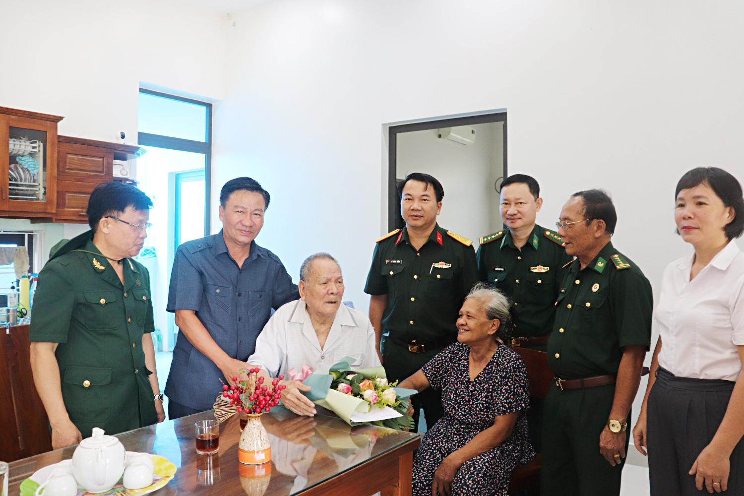 Lãnh đạo Ủy ban MTTQ Việt Nam tỉnh thăm hỏi, tặng quà tri ân cựu chiến sĩ Điện Biên và thân nhân gia đình liệt sĩ