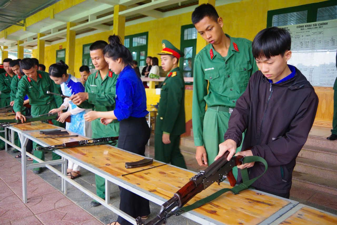 Gần 100 học sinh trường THPT Chế Lan Viên được trải nghiệm chương trình 