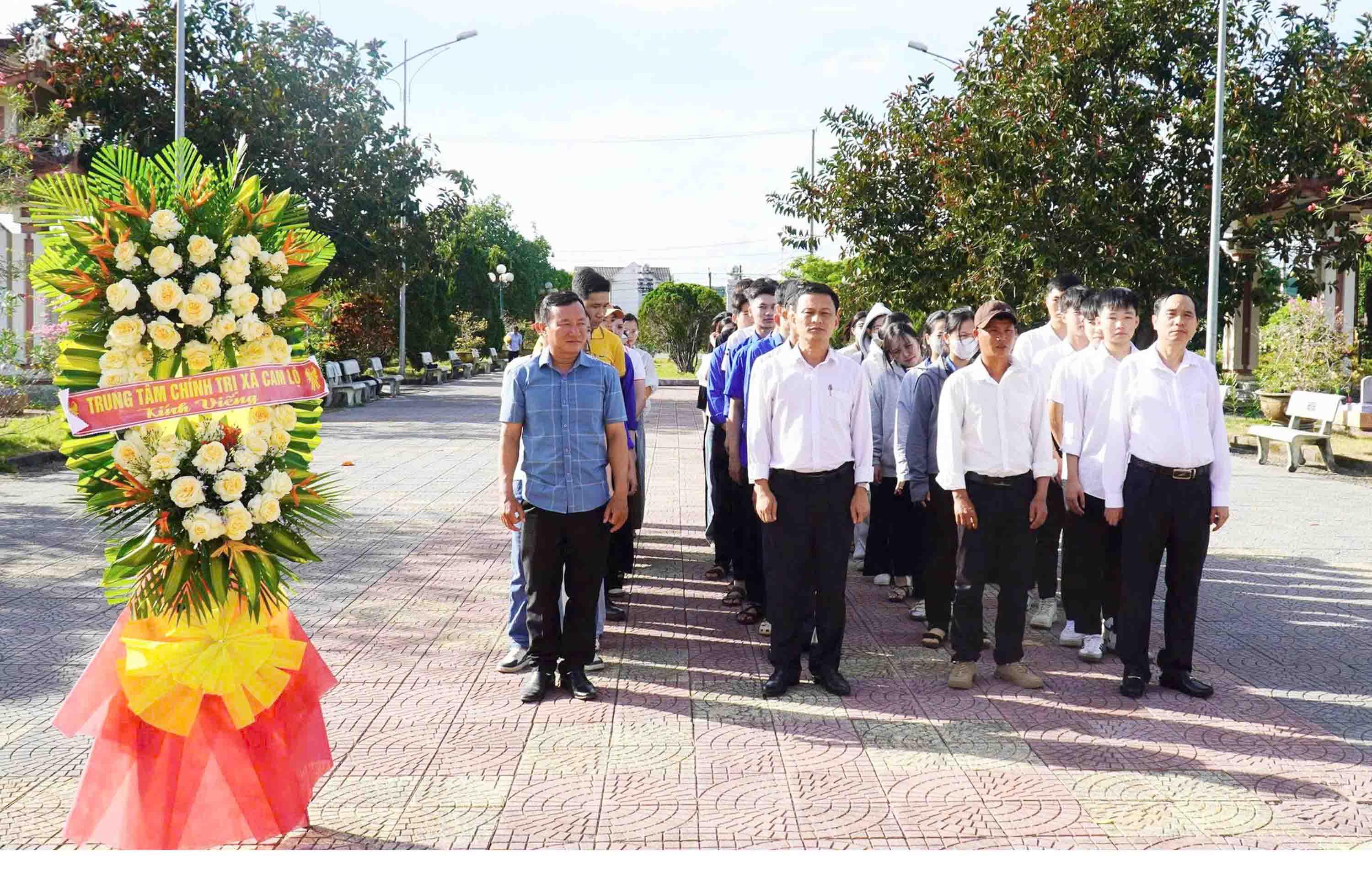 Học viên lớp bồi dưỡng lý luận chính trị về nguồn, tri ân các anh hùng liệt sĩ
