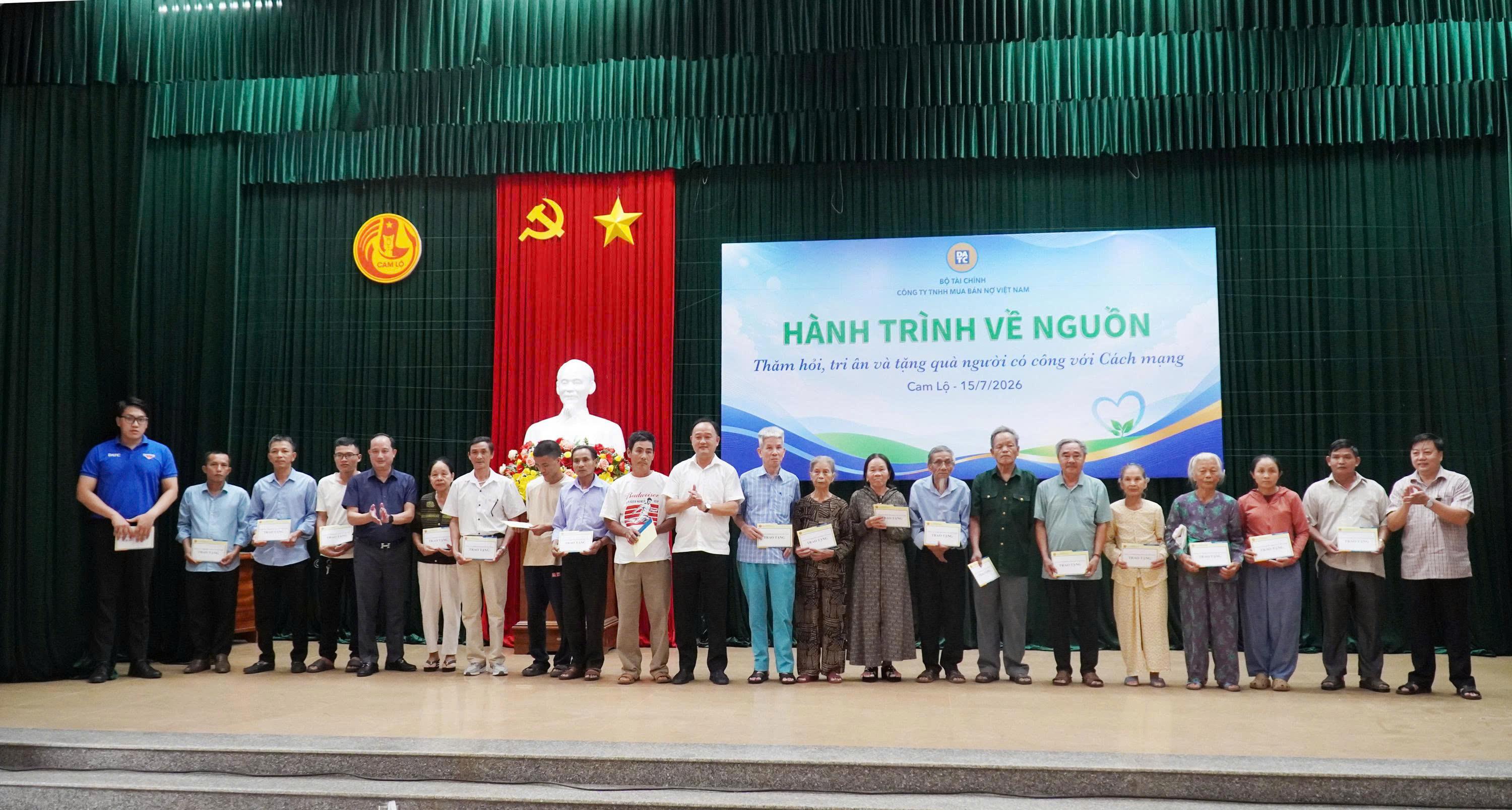Công ty TNHH Mua bán nợ Việt Nam trao quà tri ân người có công với cách mạng và thân nhân liệt sĩ