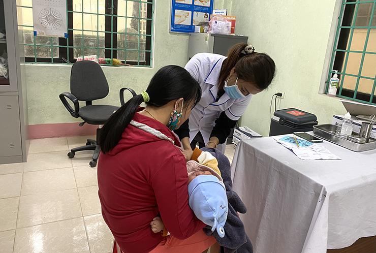 Trạm Y tế thị trấn Cam Lộ tổ chức tiêm phòng vắcxin cho trẻ em