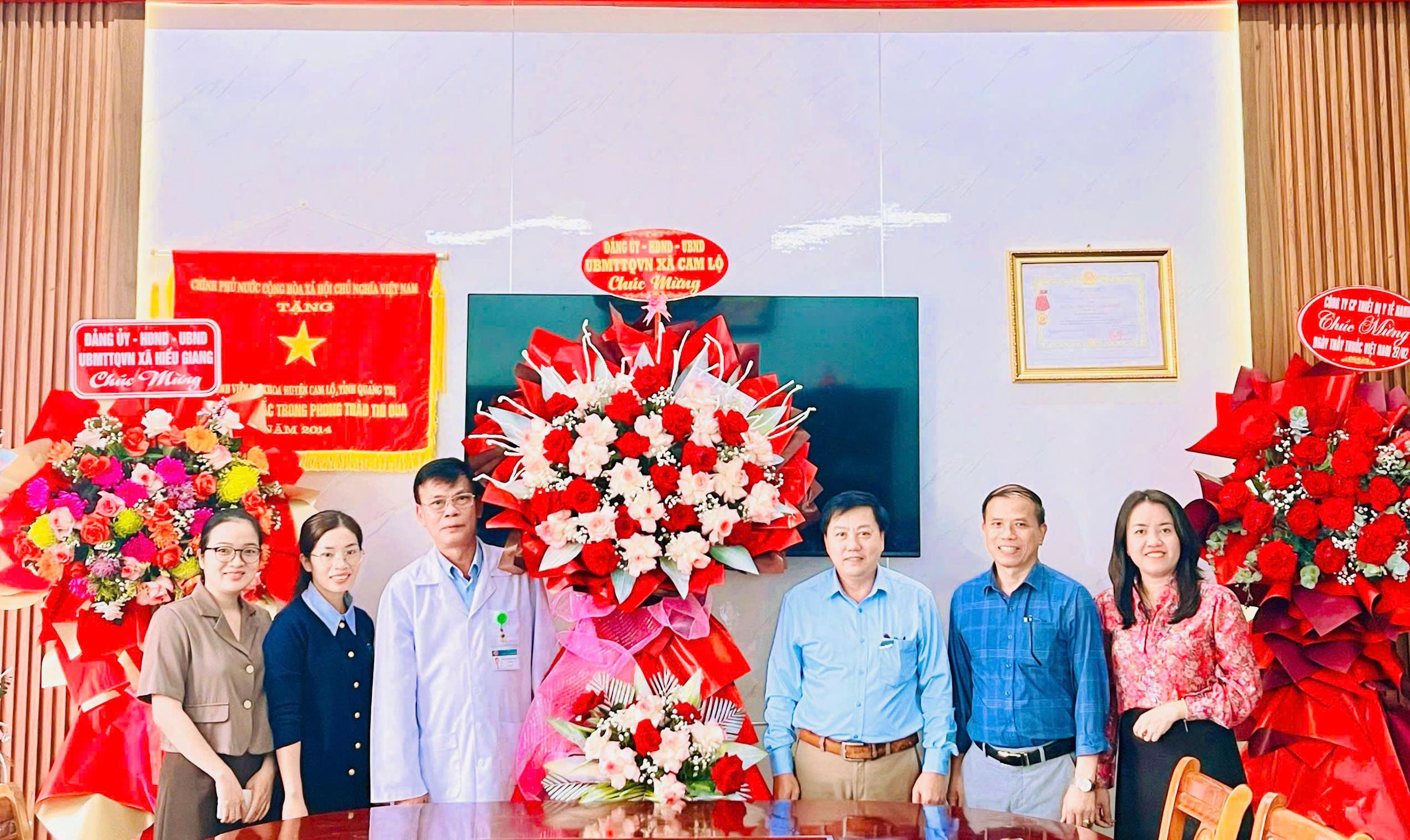 Lãnh đạo xã Cam Lộ thăm, chúc mừng các cơ sở y tế nhân Ngày Thầy thuốc Việt Nam