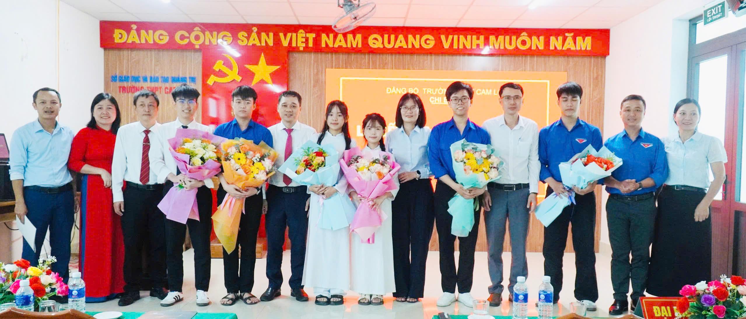 Đảng bộ Trường THPT Cam Lộ kết nạp 6 đảng viên tuổi 18