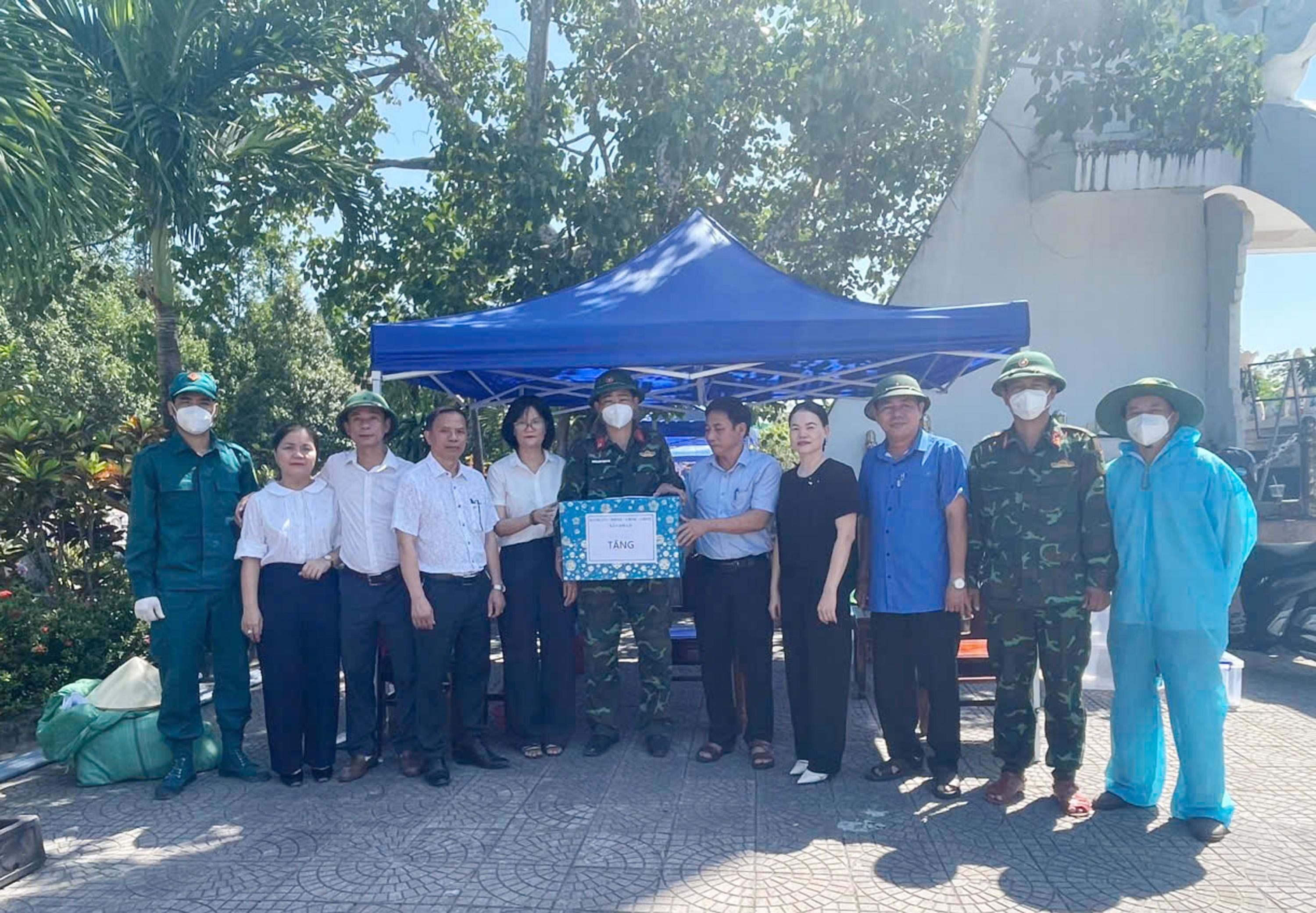Lãnh đạo xã tặng quà, động viên lực lượng lấy mẫu ADN tại các nghĩa trang liệt sĩ