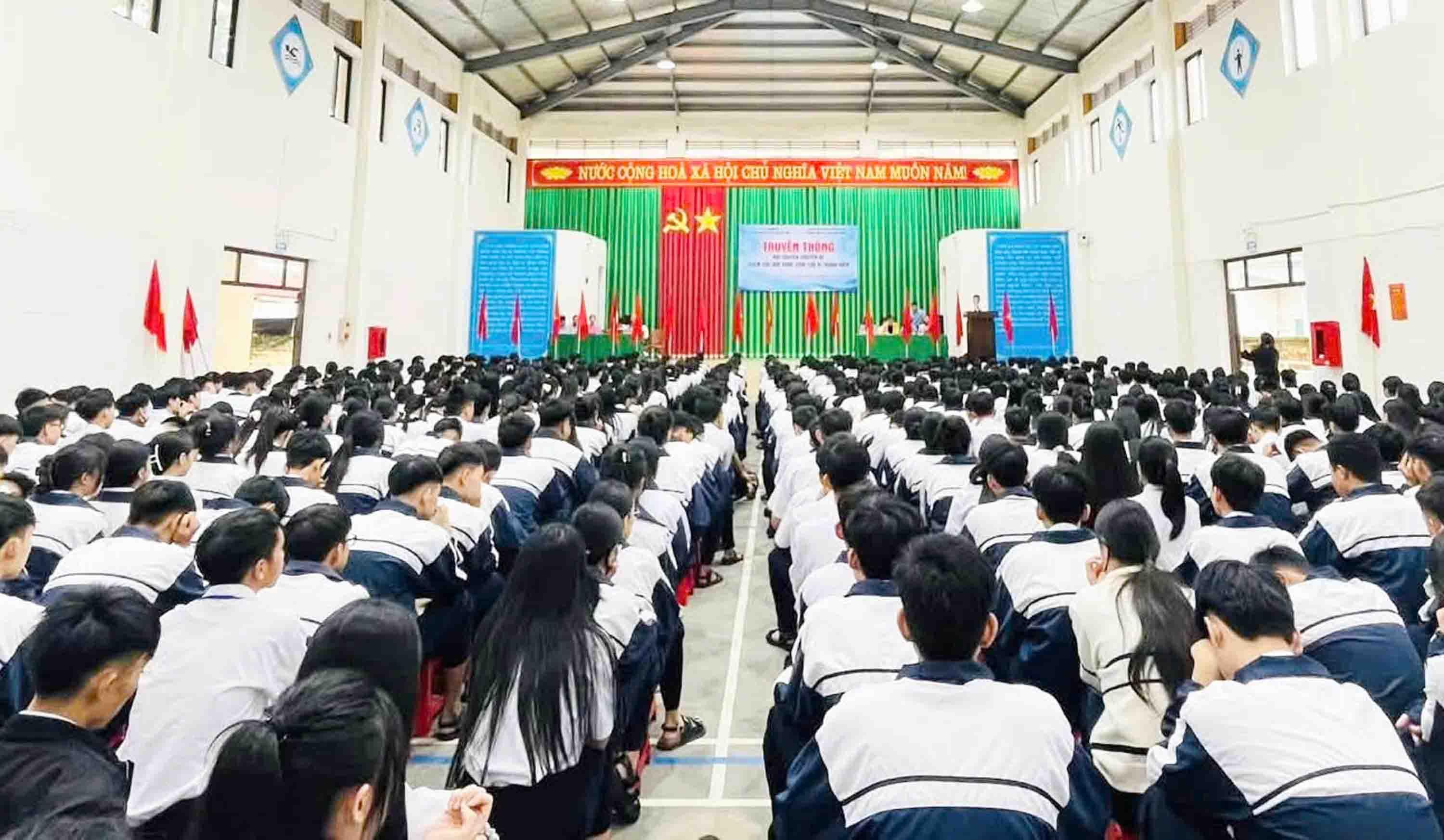 Trường THPT Cam Lộ truyền thông sức khỏe sinh sản vị thành niên cho học sinh