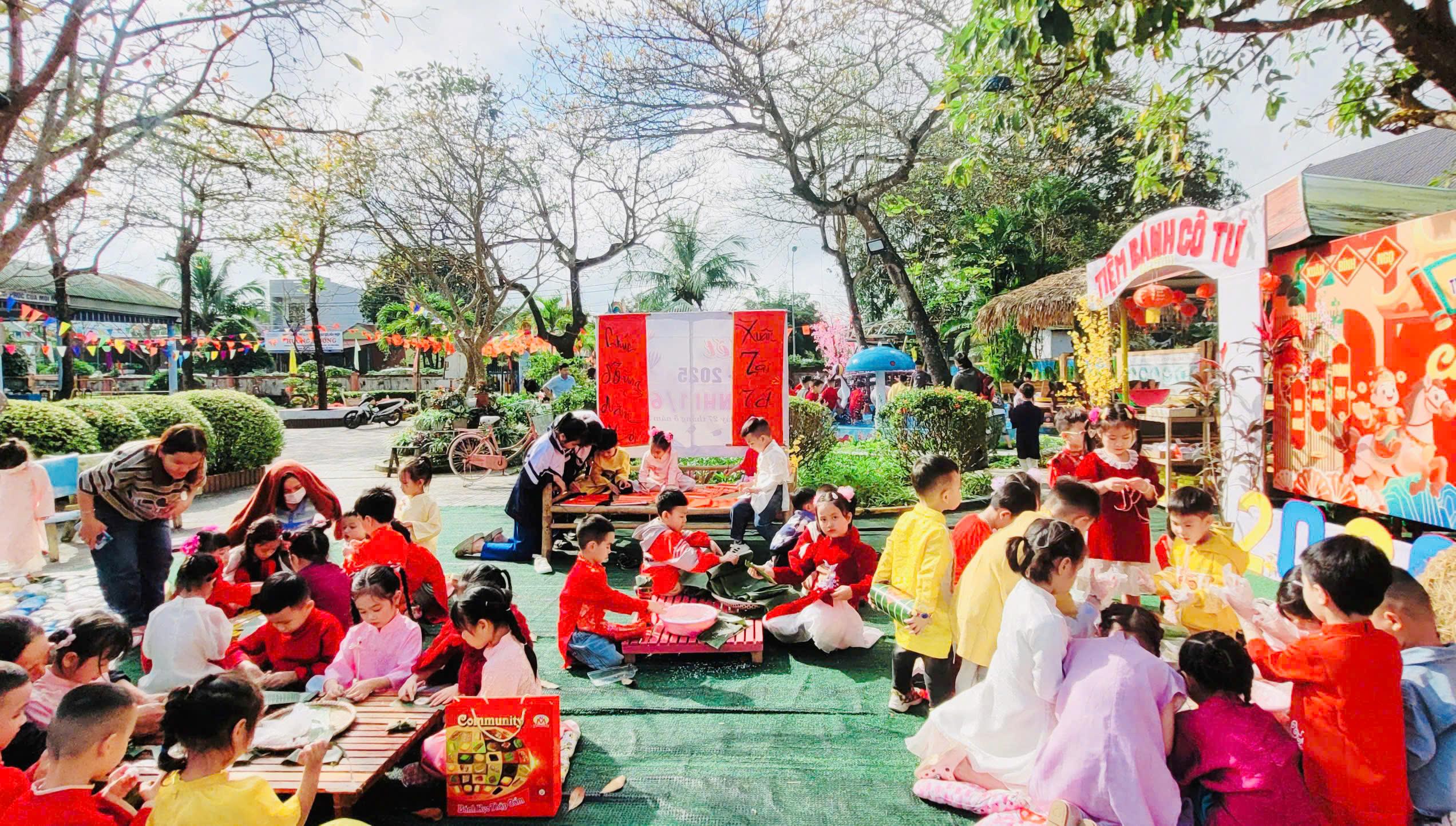 Các trường học rộn ràng trang trí đón Tết