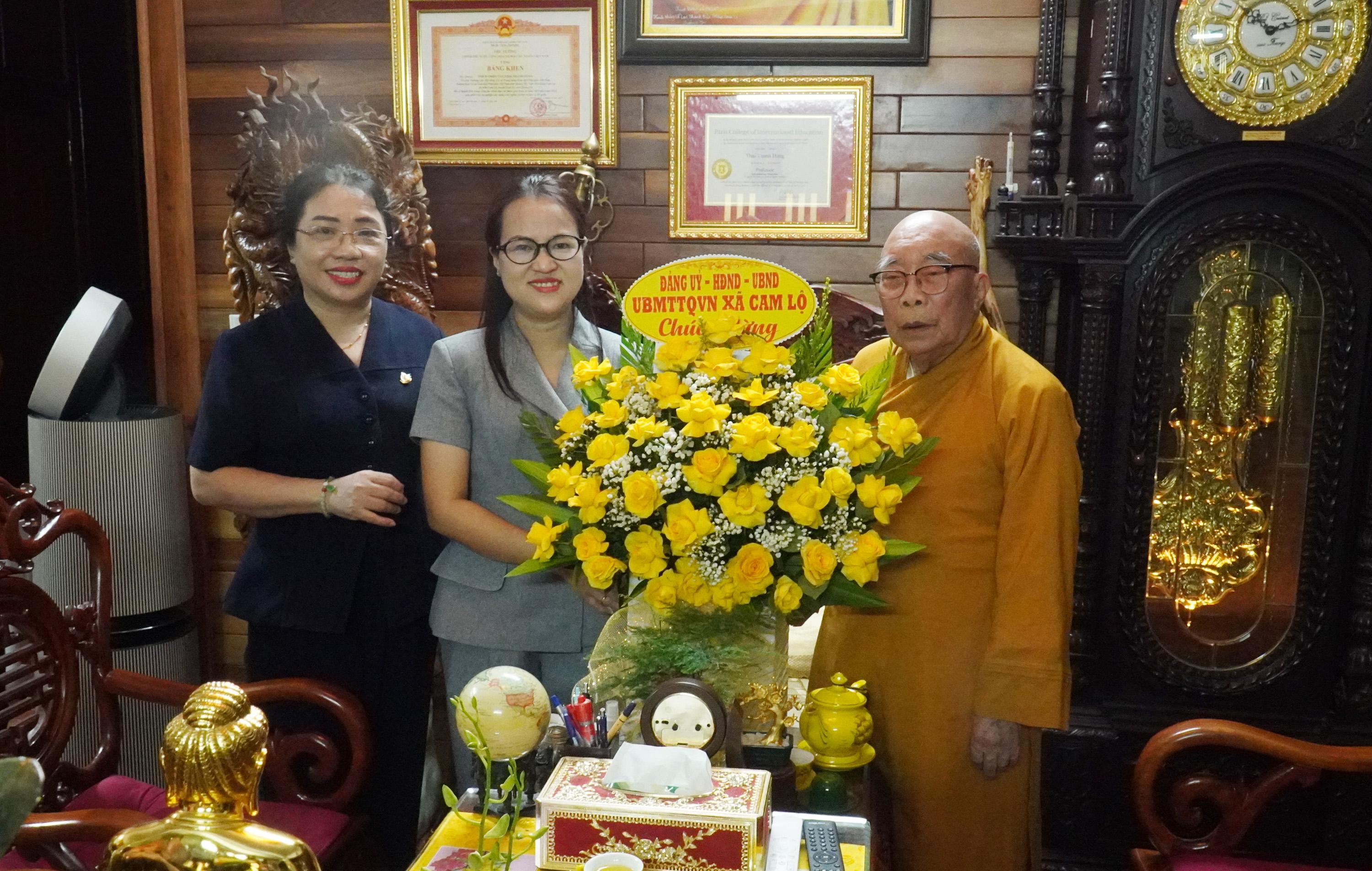 Lãnh đạo xã Cam Lộ thăm, chúc mừng các cơ sở Phật giáo nhân Đại lễ Phật đản 2026