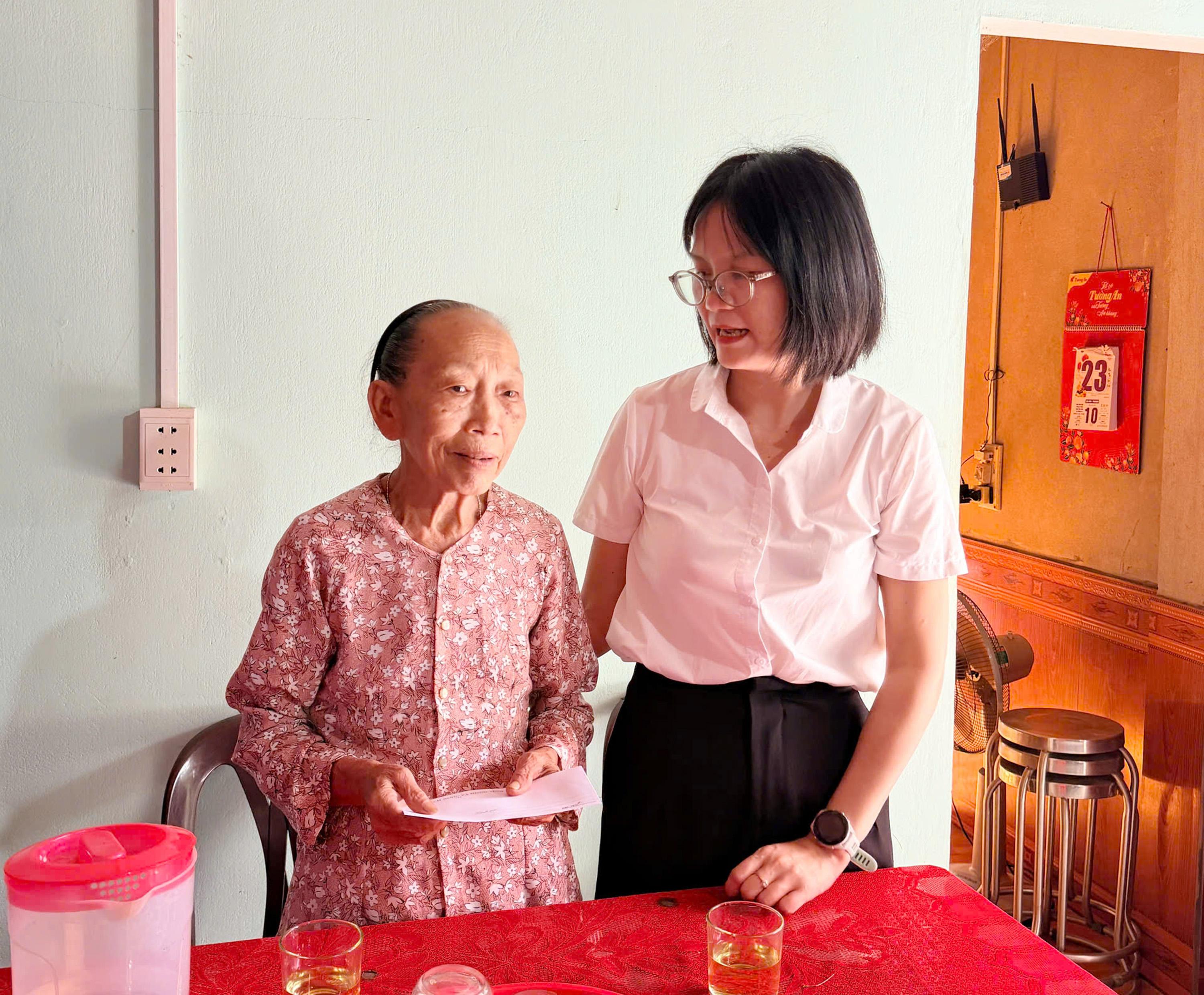 Phó Bí thư Thường trực Đảng ủy xã Cam Lộ thăm, tặng quà gia đình chính sách