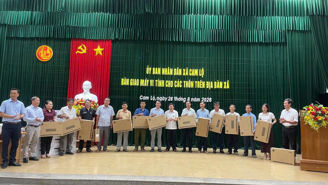 UBND xã Cam Lộ bàn giao 15 máy tính cho các thôn