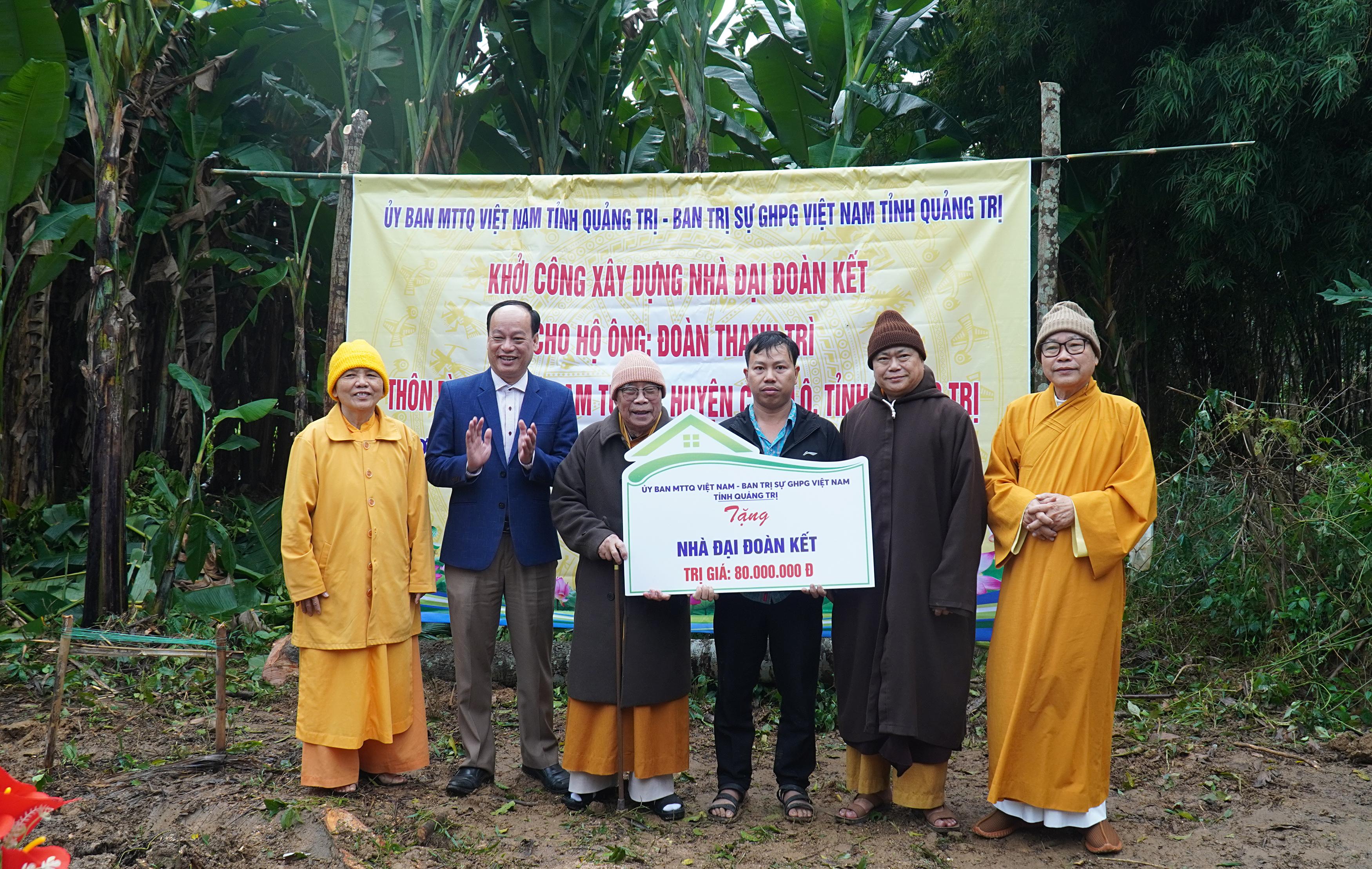 Tặng nhà đại đoàn kết và quà cho gia đình khó khăn trị giá 150 triệu đồng