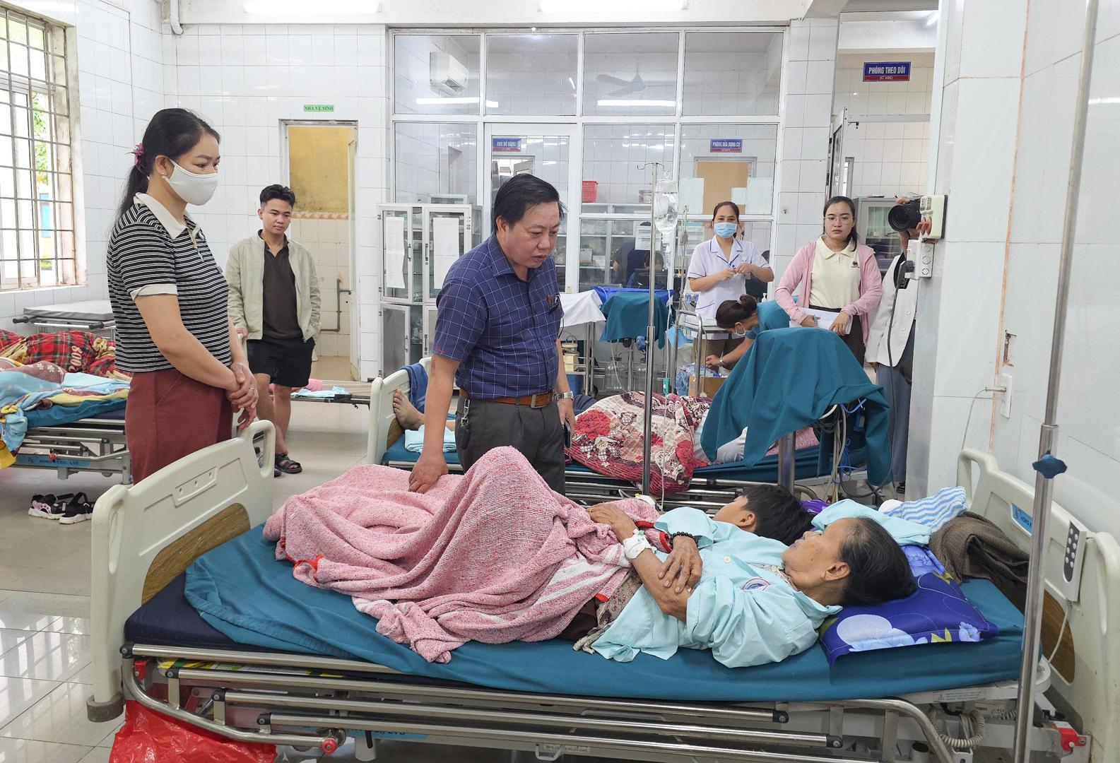 Khẩn trương làm rõ nguyên nhân nhiều người nhập viện sau khi ăn bánh mì tại xã Cam Lộ