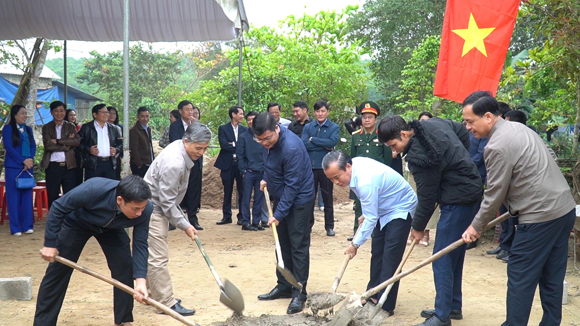 3 hộ nghèo đầu tiên ở Bản Chùa được xây dựng nhà ở theo chương trình xóa nhà tạm