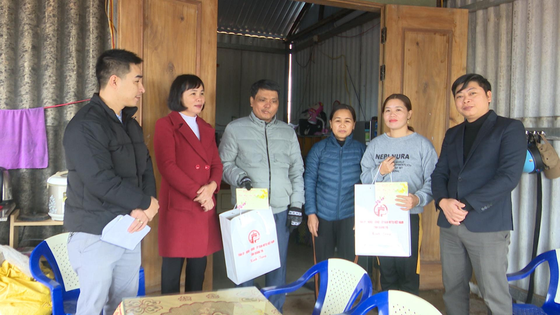 Tặng quà Tết cho các gia đình khó khăn thuộc diện giải phóng mặt bằng dự án cao tốc Vạn Ninh - Cam...