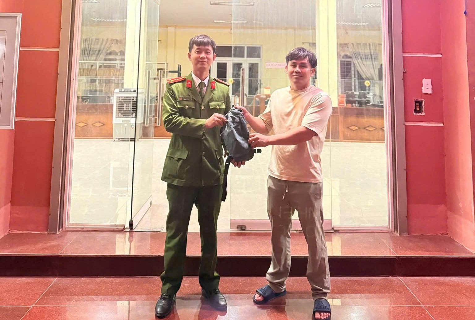 Công an xã Cam Lộ tìm lại túi xách chứa nhiều tài sản cho một du khách nước ngoài