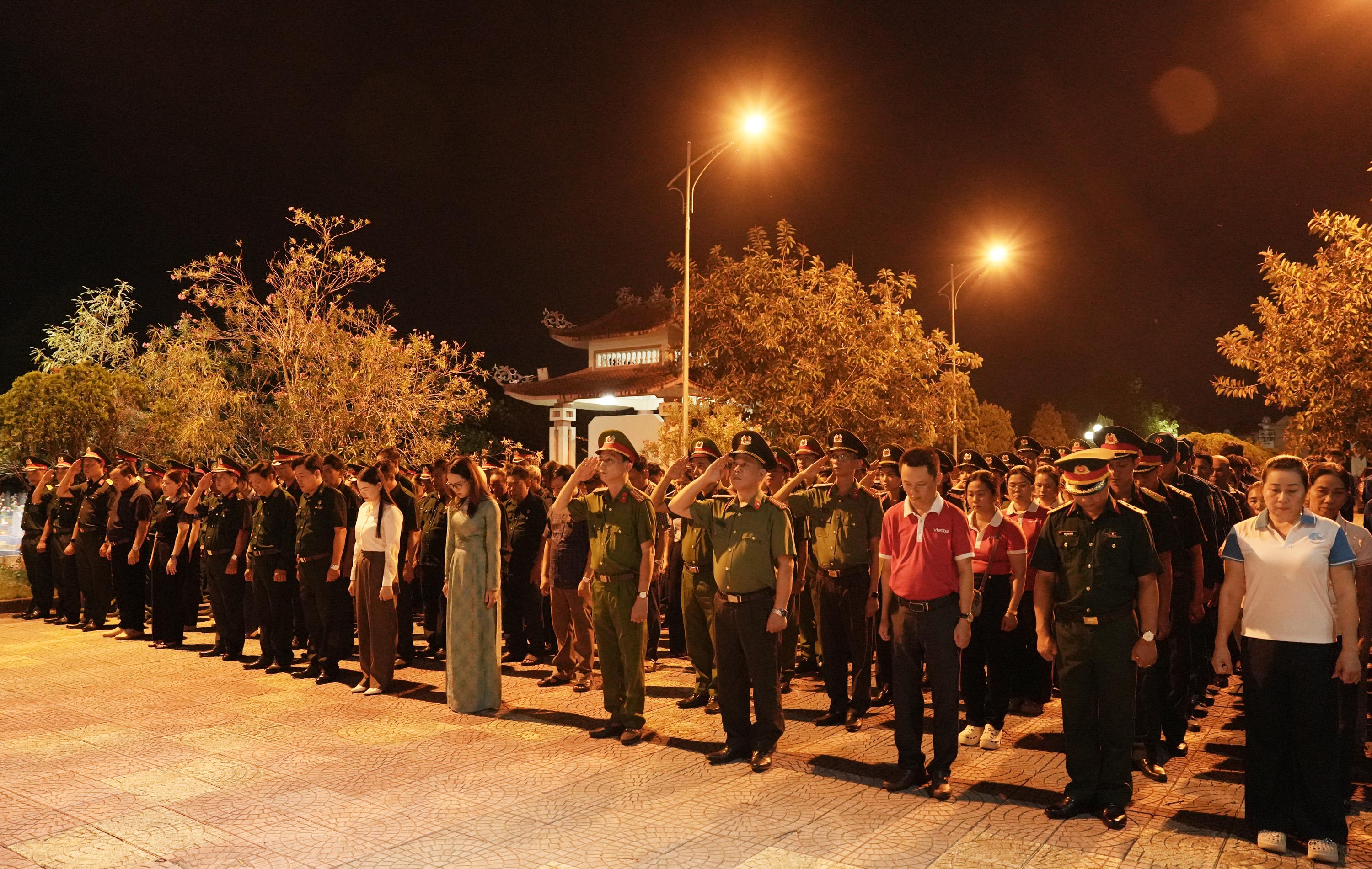 Lãnh đạo xã Cam Lộ dâng hương tri ân các anh hùng liệt sĩ