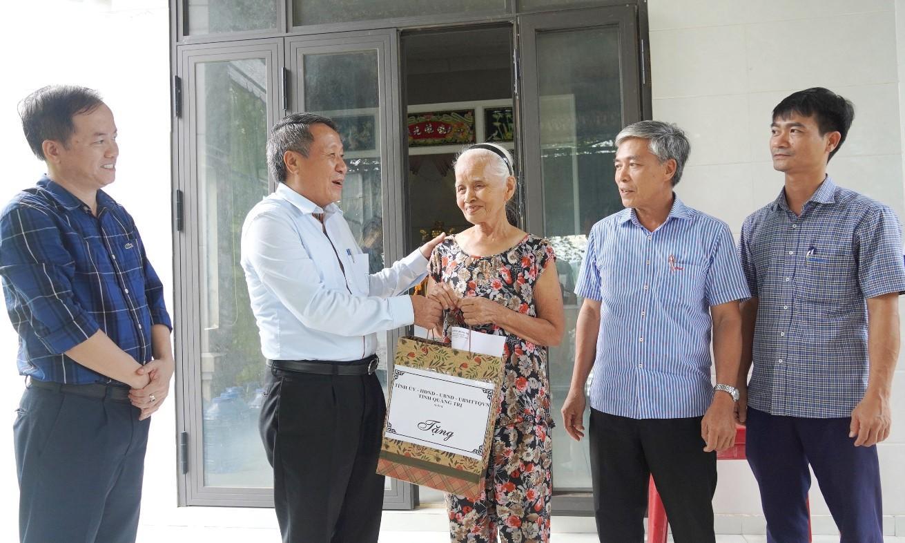 Phó Chủ tịch Thường trực UBND tỉnh Hà Sỹ Đồng thăm, tặng quà người có công với cách mạng tại huyện Cam Lộ