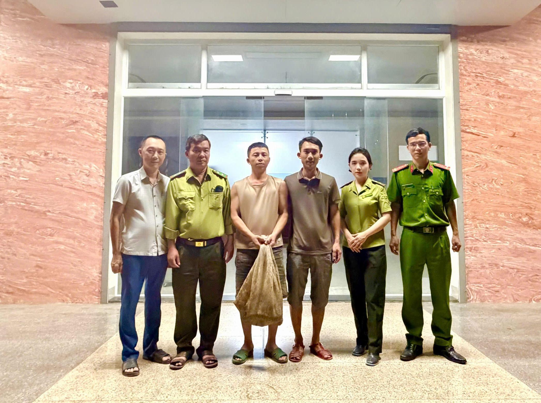 Người dân xã Cam Lộ bàn giao cá thể tê tê quý hiếm cho cơ quan chức năng