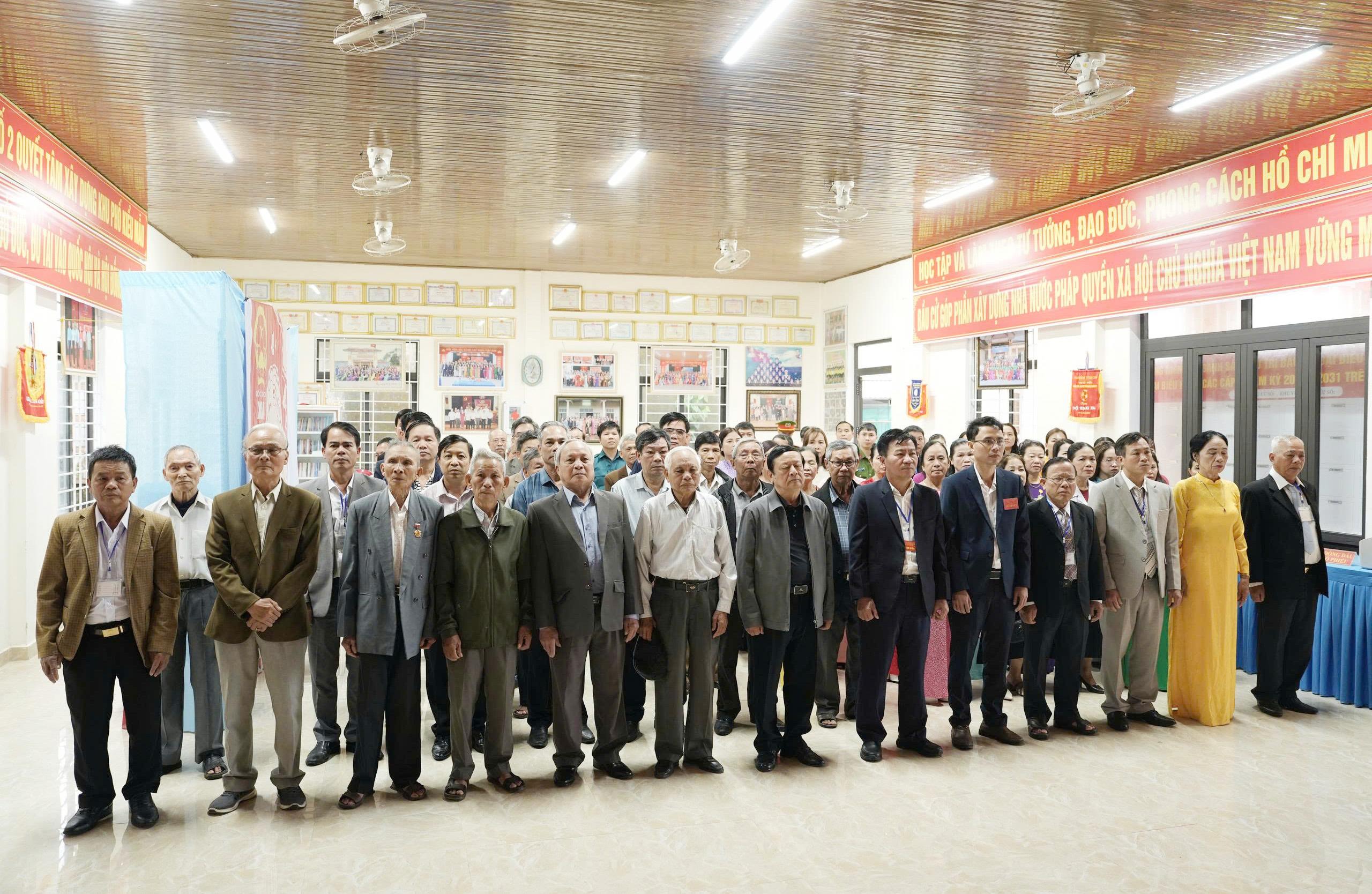 Các đồng chí lãnh đạo xã dự khai mạc bầu cử đại biểu Quốc hội khóa XVI và đại biểu...