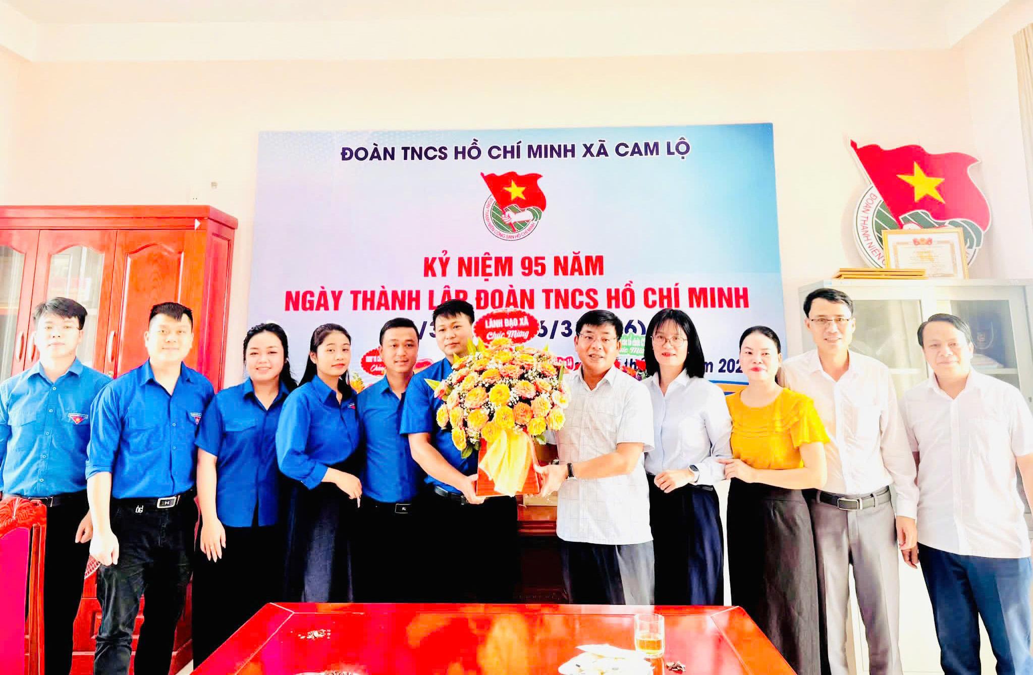 Lãnh đạo xã Cam Lộ chúc mừng Đoàn Thanh niên nhân kỷ niệm 95 năm thành lập