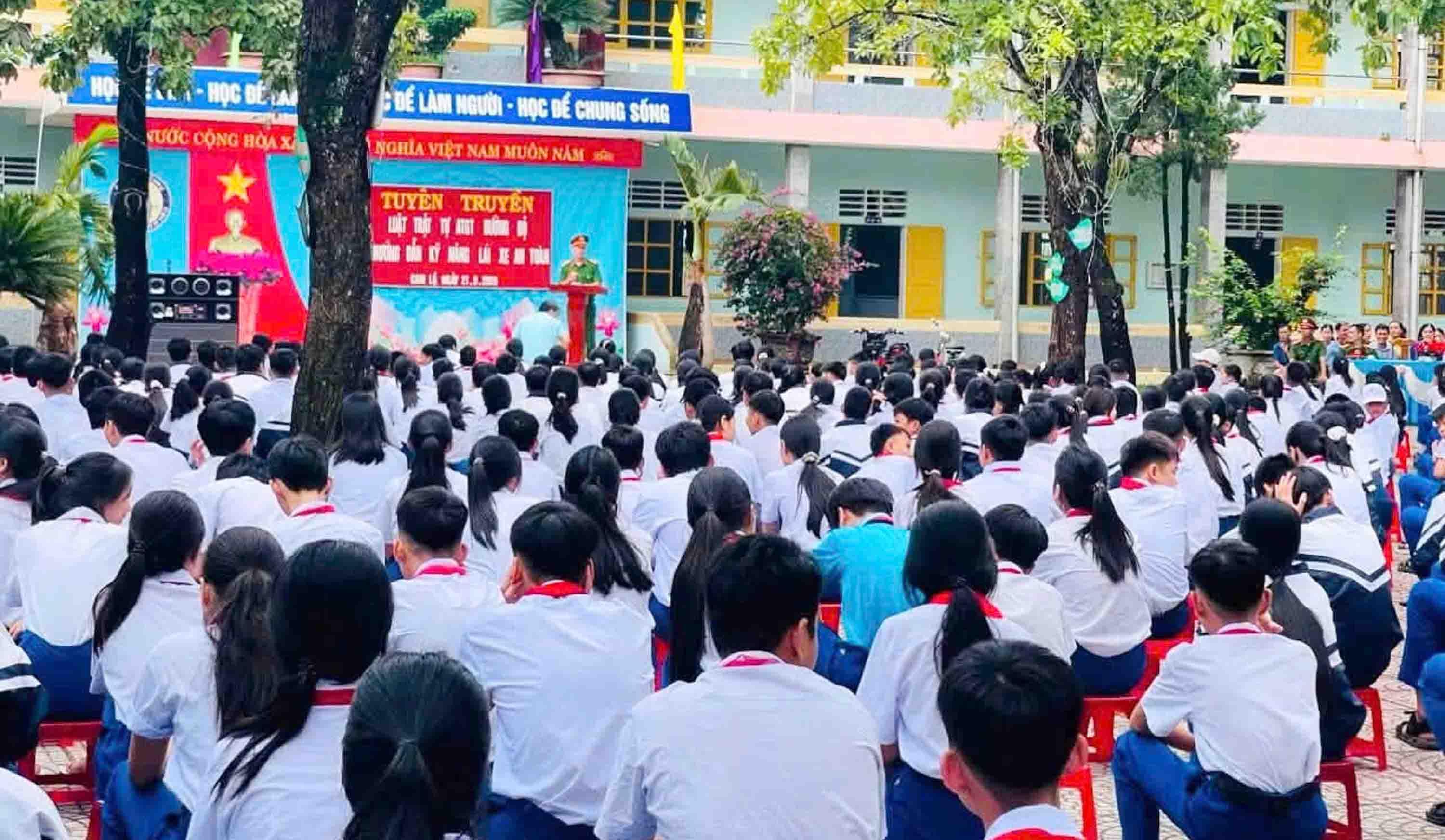 Công an xã Cam Lộ tuyên truyền an toàn giao thông cho học sinh