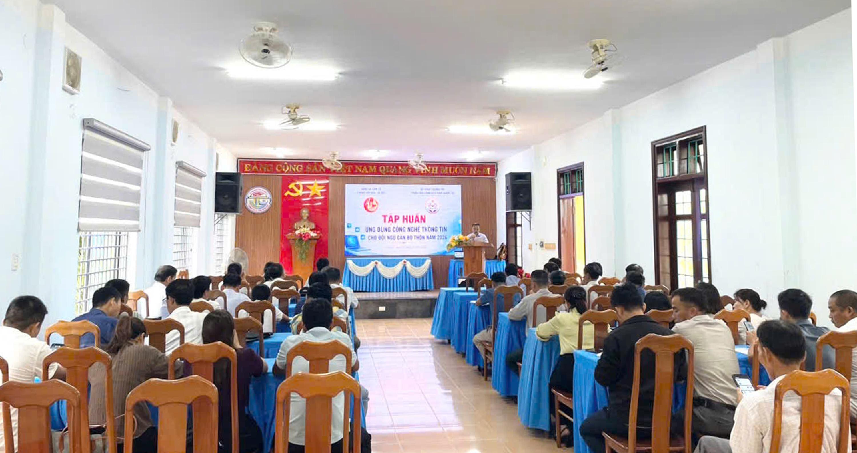 Tập huấn ứng dụng công nghệ thông tin cho cán bộ thôn