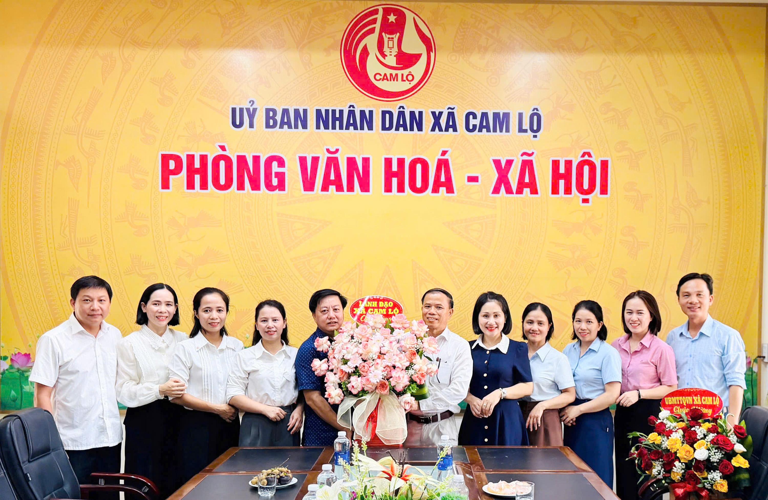 Lãnh đạo xã Cam Lộ tặng hoa chúc mừng Ngày truyền thống các ngành khối cơ quan quản lý nhà nước