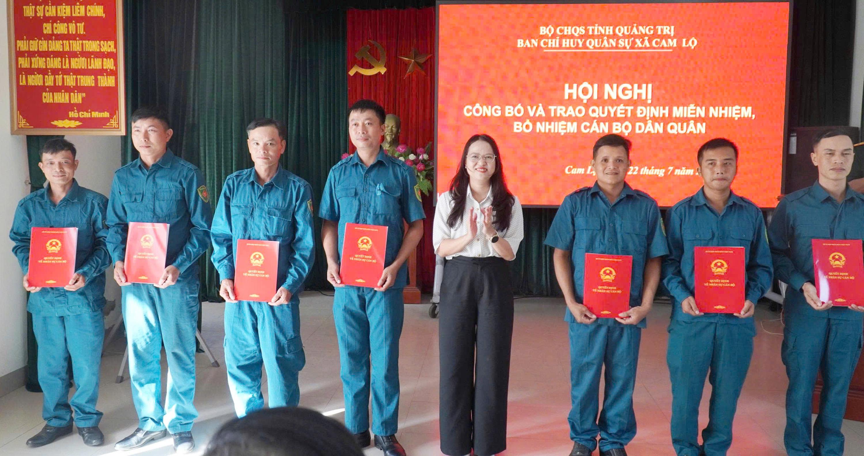 Công bố quyết định miễn nhiệm, bổ nhiệm Thôn đội trưởng, Tiểu đội trưởng dân quân tại chỗ
