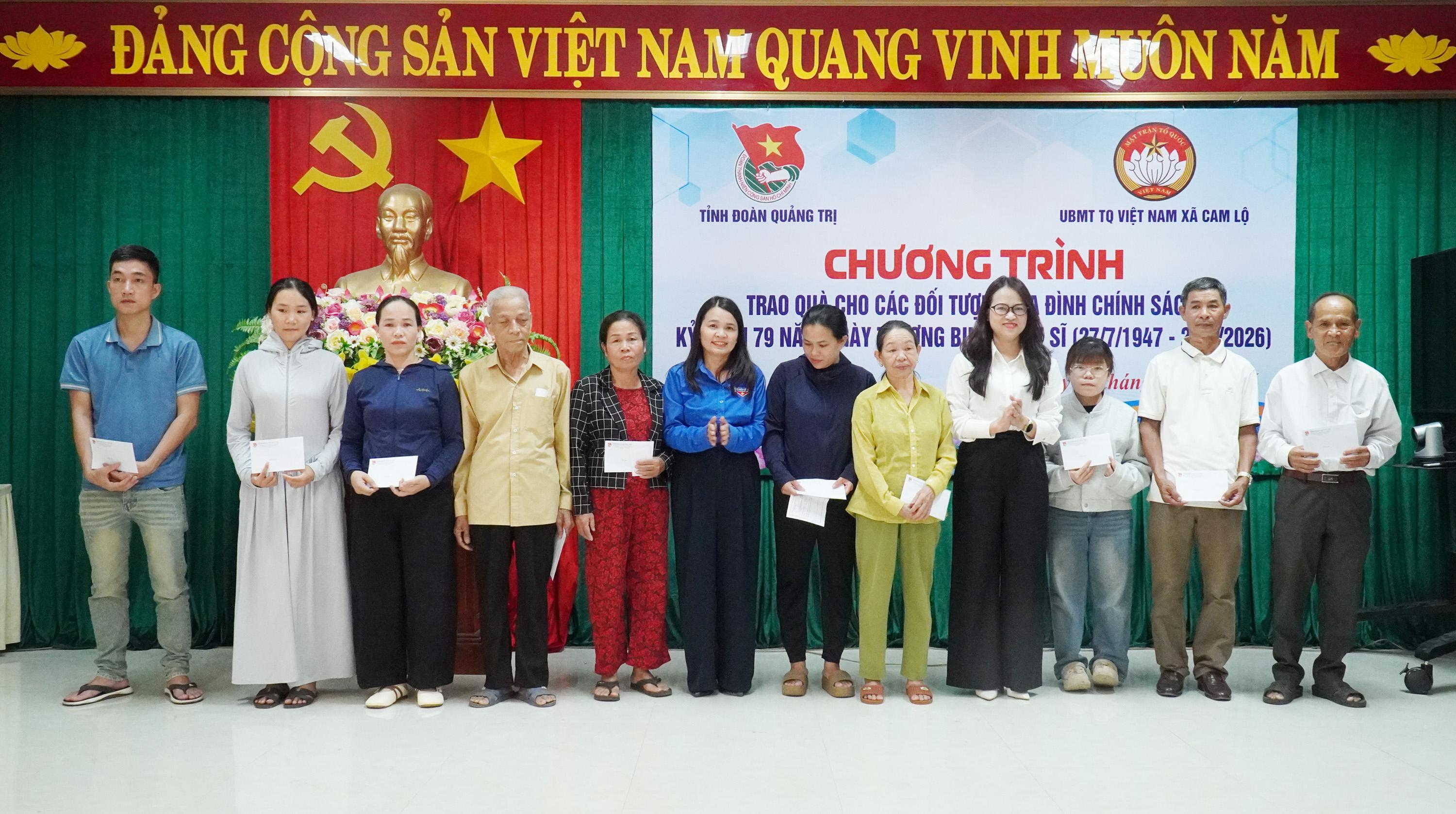 Cam Lộ: Trao 42 suất quà tri ân gia đình chính sách nhân Ngày Thương binh - Liệt sĩ