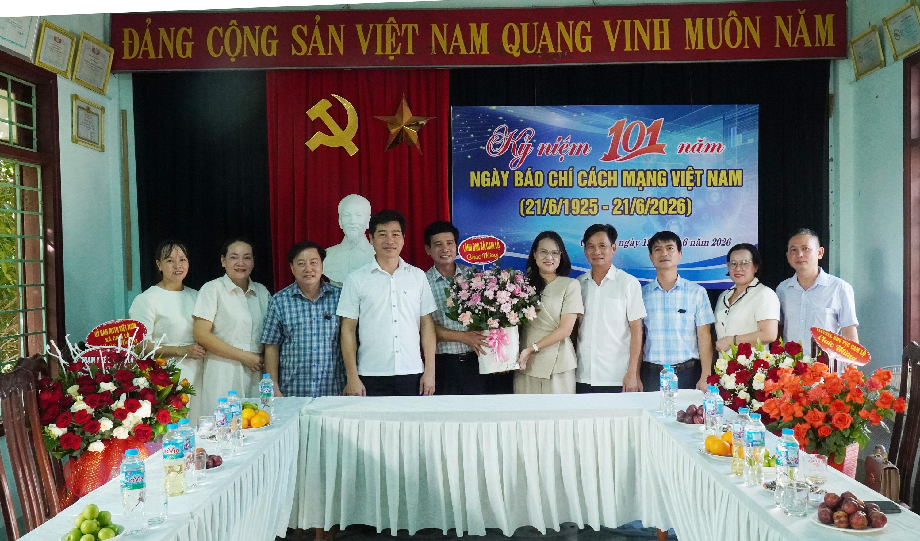 Lãnh đạo xã Cam Lộ và các cơ quan, đơn vị chúc mừng Trung tâm Dịch vụ Tổng hợp xã nhân Ngày Báo chí Cách...